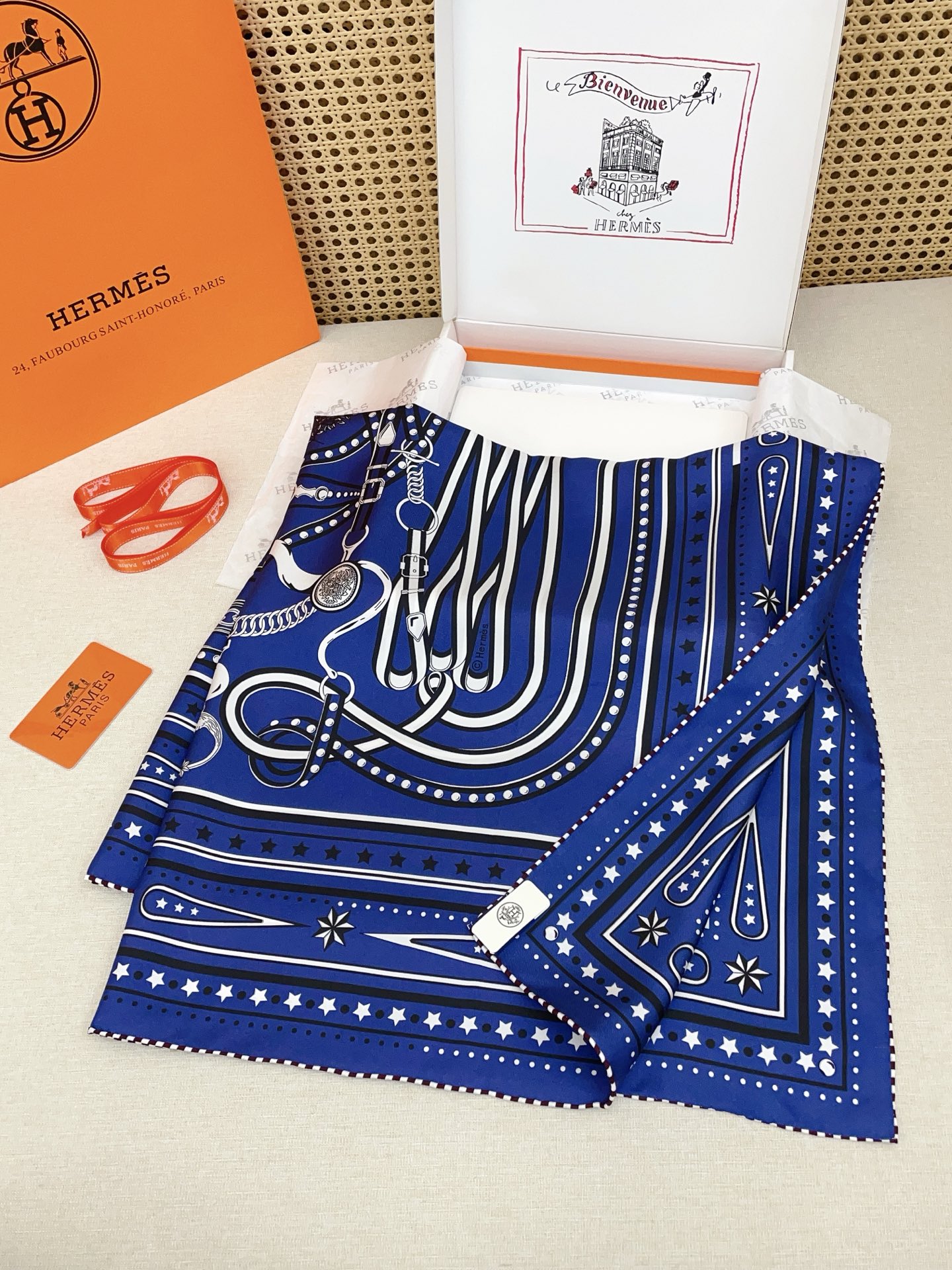 ✨✨【18姆米 双面同色】H**S真丝新款🆕👏👏买了都说好看‼️推荐💕【盛大欢庆🎊 90】真丝方巾，顶级