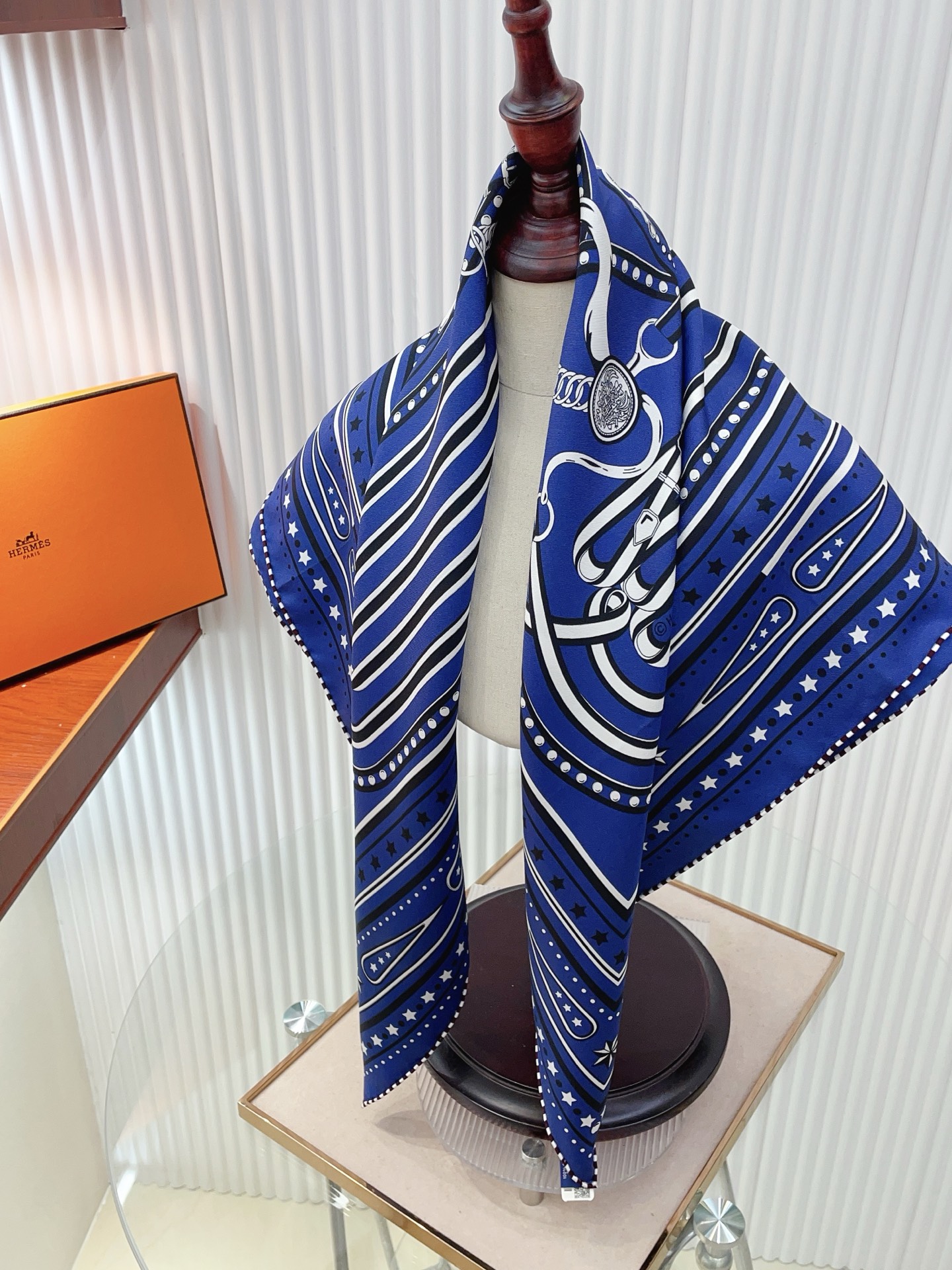 ✨✨【18姆米 双面同色】H**S真丝新款🆕👏👏买了都说好看‼️推荐💕【盛大欢庆🎊 90】真丝方巾，顶级