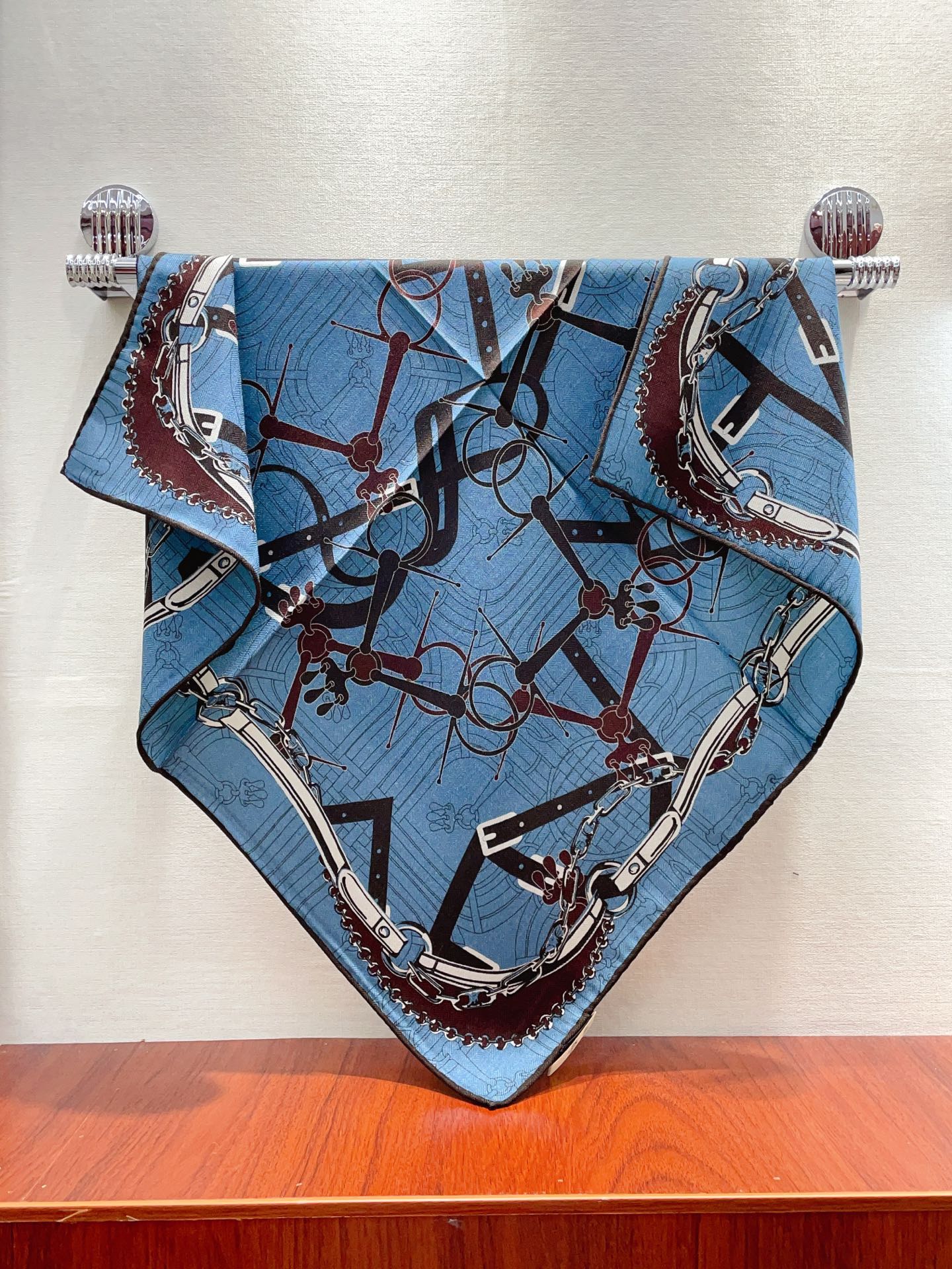 ✨✨【丝毛款 双面同色】新品 H家【小方巾】秋冬丝毛款 随意切换造型 ,小巧又不失优雅的款式 65*65