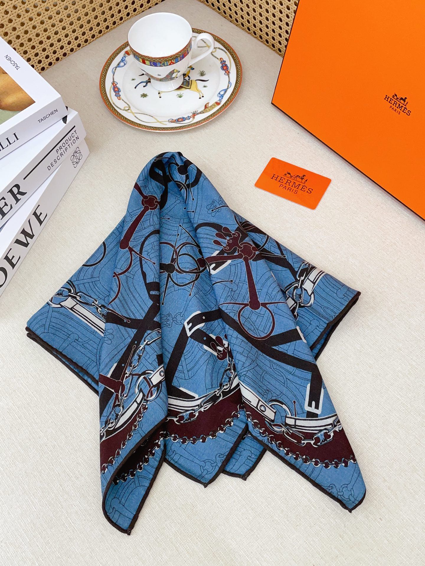 ✨✨【丝毛款 双面同色】新品 H家【小方巾】秋冬丝毛款 随意切换造型 ,小巧又不失优雅的款式 65*65