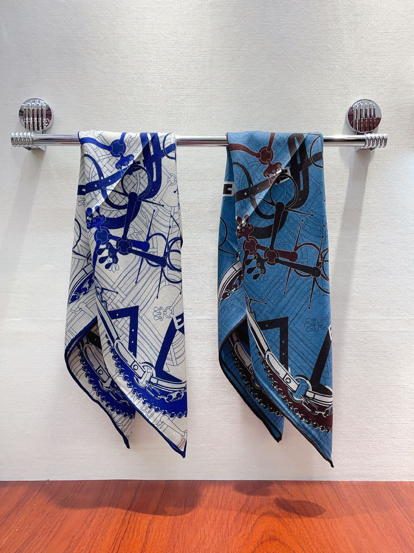 ✨✨【丝毛款 双面同色】新品 H家【小方巾】秋冬丝毛款 随意切换造型 ,小巧又不失优雅的款式 65*65