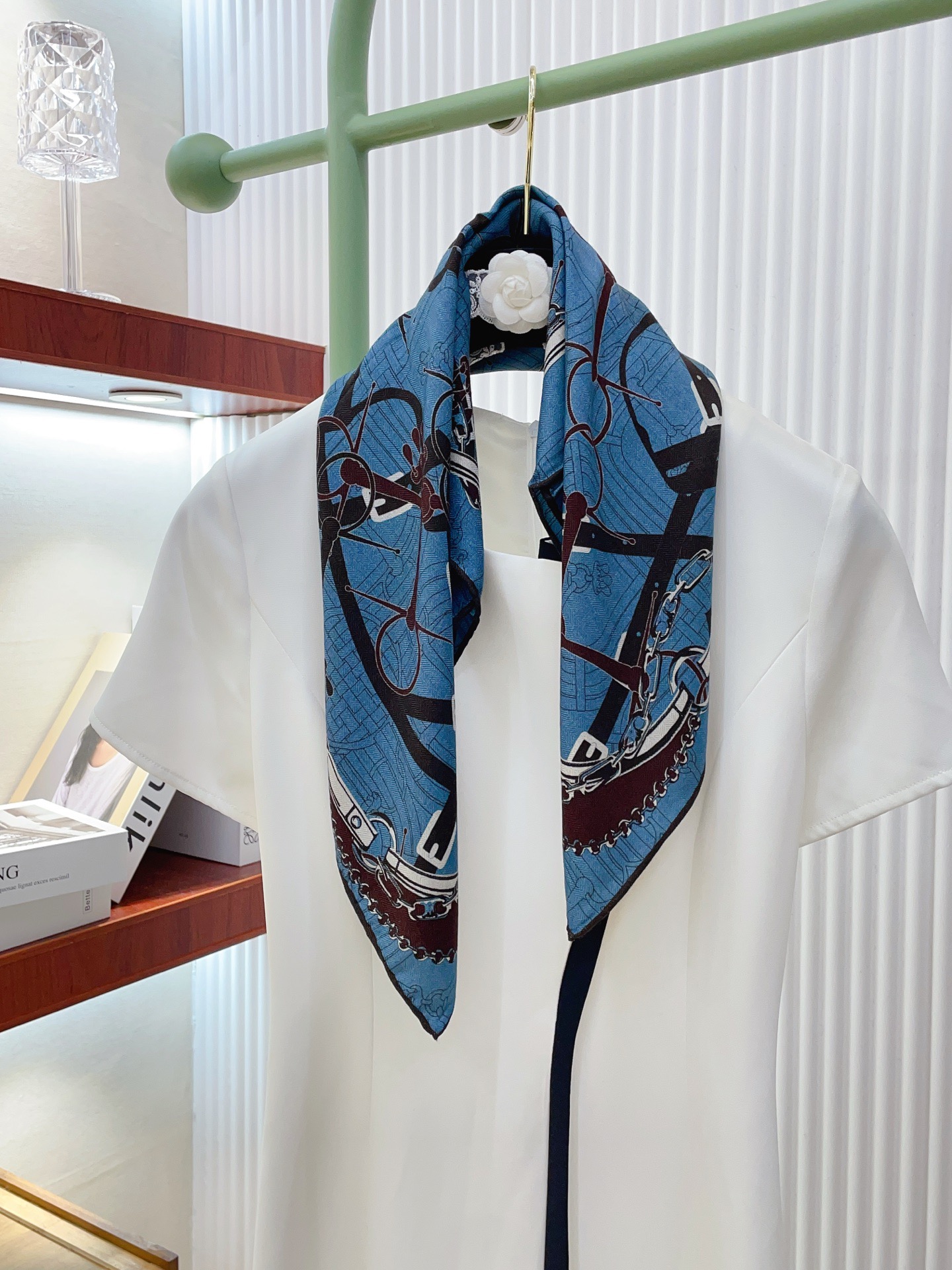 ✨✨【丝毛款 双面同色】新品 H家【小方巾】秋冬丝毛款 随意切换造型 ,小巧又不失优雅的款式 65*65