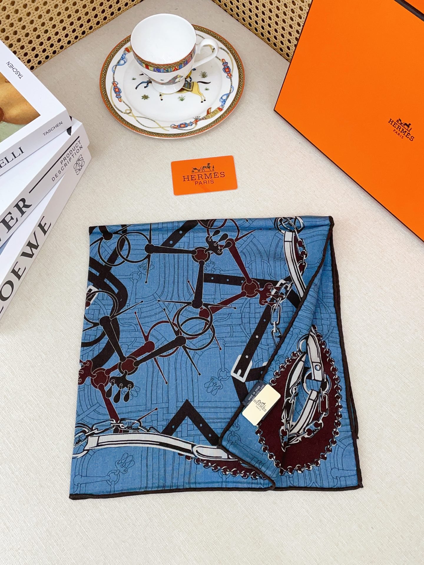 ✨✨【丝毛款 双面同色】新品 H家【小方巾】秋冬丝毛款 随意切换造型 ,小巧又不失优雅的款式 65*65