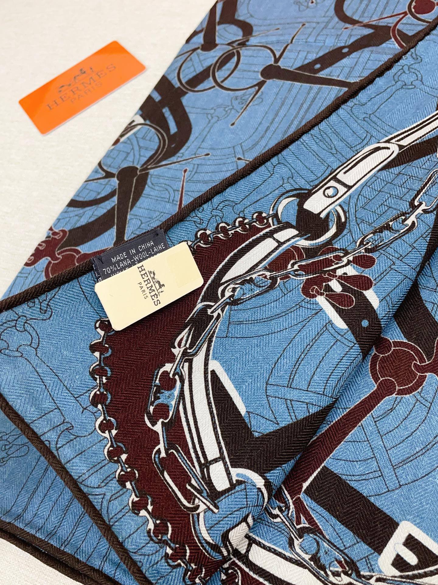 ✨✨【丝毛款 双面同色】新品 H家【小方巾】秋冬丝毛款 随意切换造型 ,小巧又不失优雅的款式 65*65