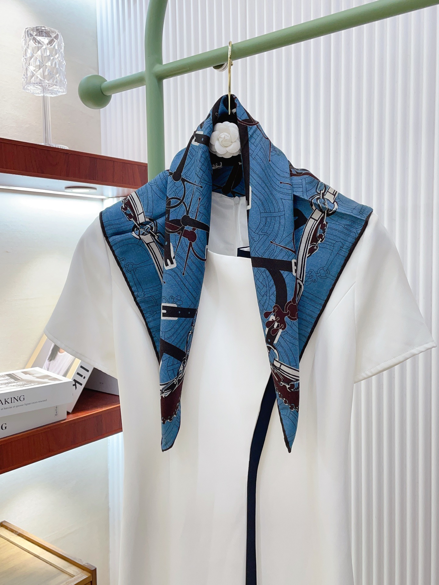 ✨✨【丝毛款 双面同色】新品 H家【小方巾】秋冬丝毛款 随意切换造型 ,小巧又不失优雅的款式 65*65