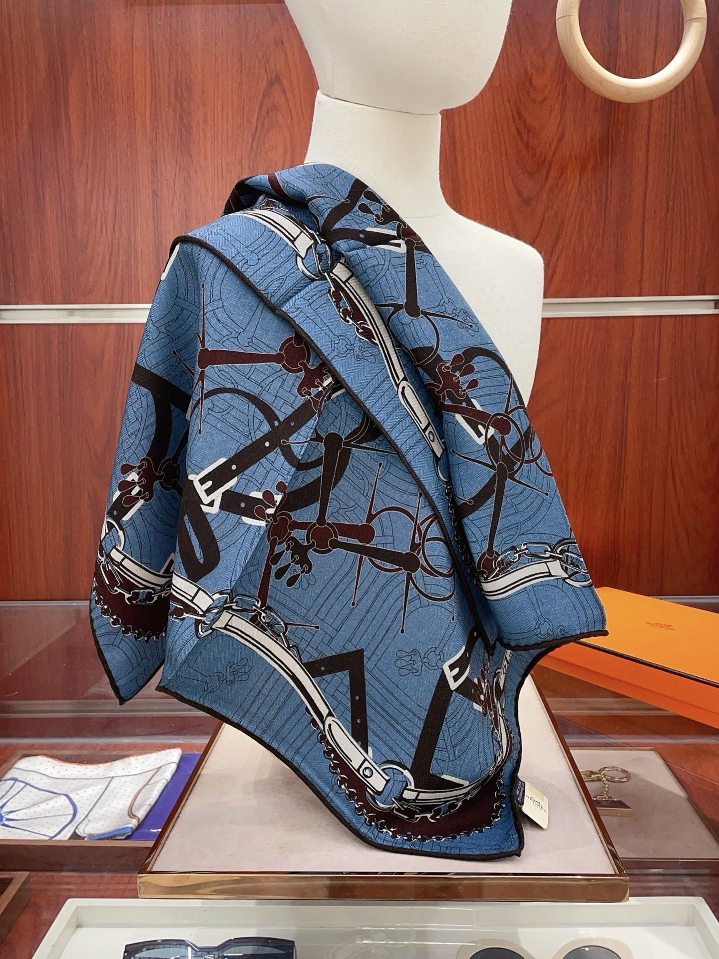 ✨✨【丝毛款 双面同色】新品 H家【小方巾】秋冬丝毛款 随意切换造型 ,小巧又不失优雅的款式 65*65