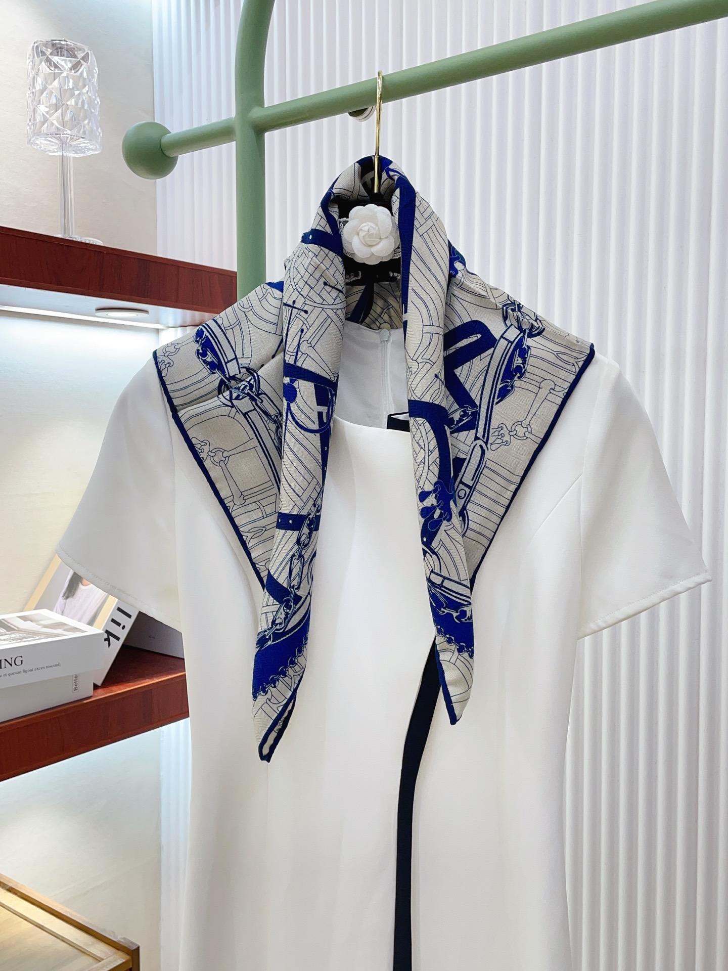 ✨✨【丝毛款 双面同色】新品 H家【小方巾】秋冬丝毛款 随意切换造型 ,小巧又不失优雅的款式 65*65