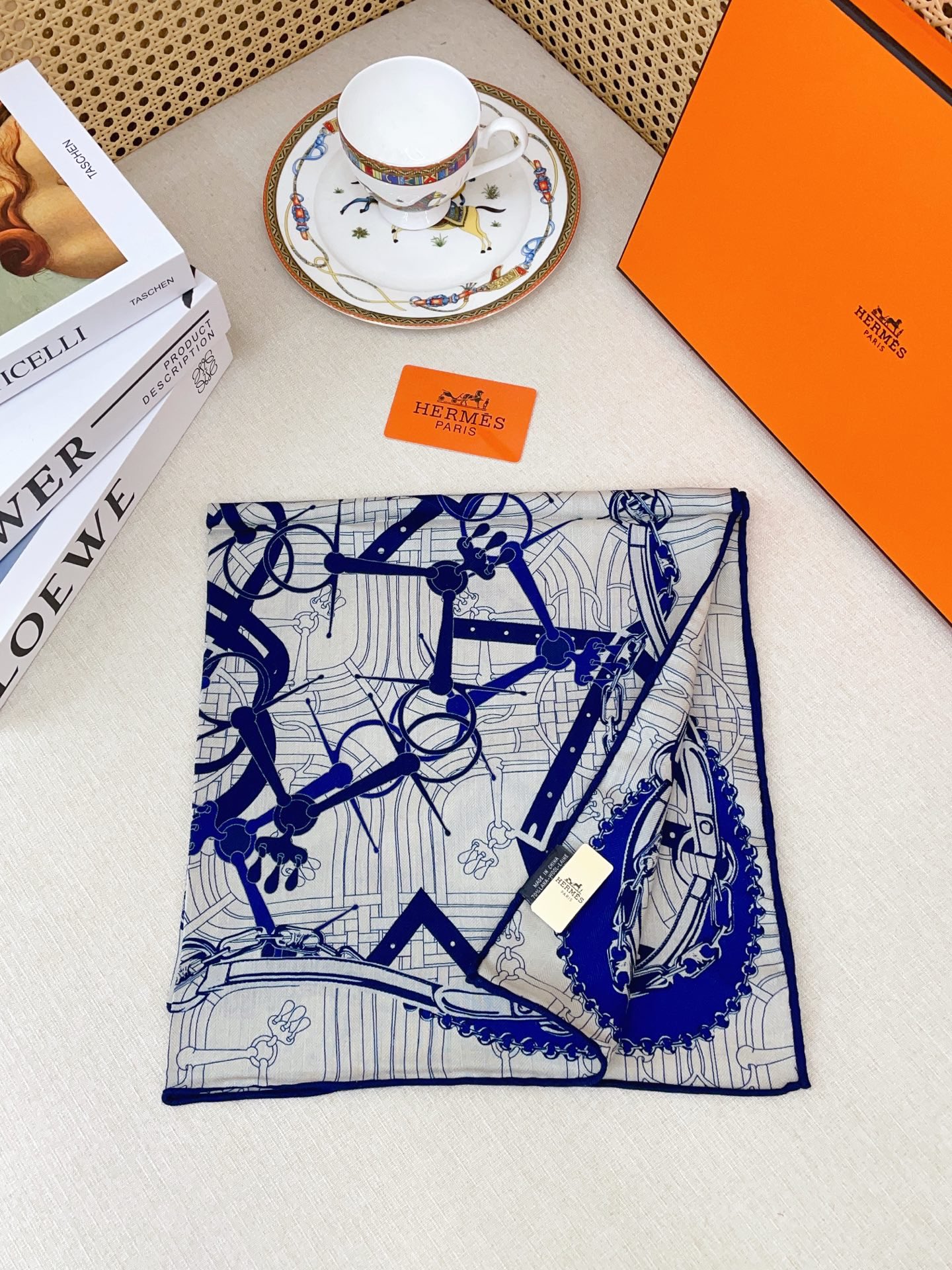 ✨✨【丝毛款 双面同色】新品 H家【小方巾】秋冬丝毛款 随意切换造型 ,小巧又不失优雅的款式 65*65