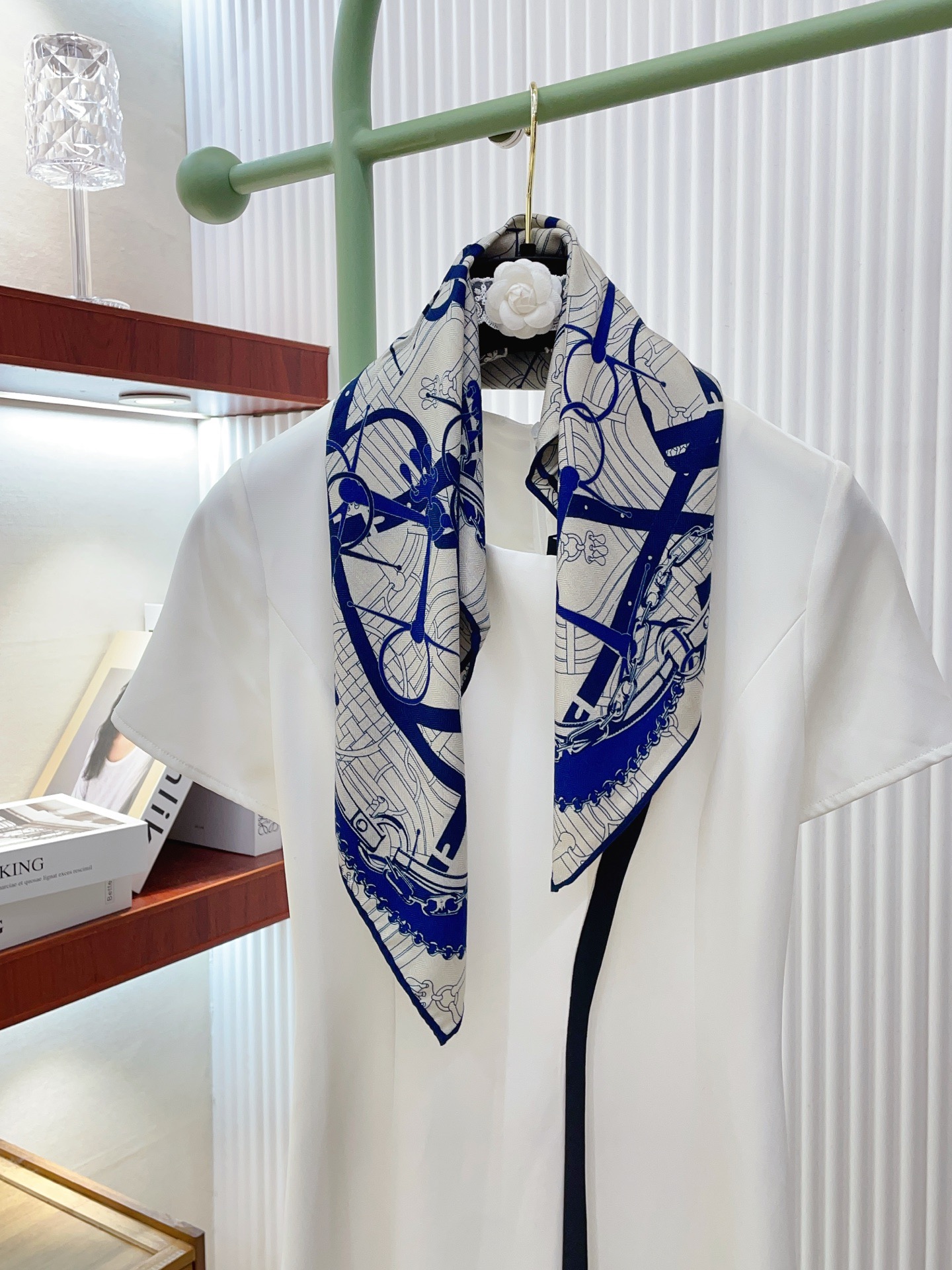 ✨✨【丝毛款 双面同色】新品 H家【小方巾】秋冬丝毛款 随意切换造型 ,小巧又不失优雅的款式 65*65