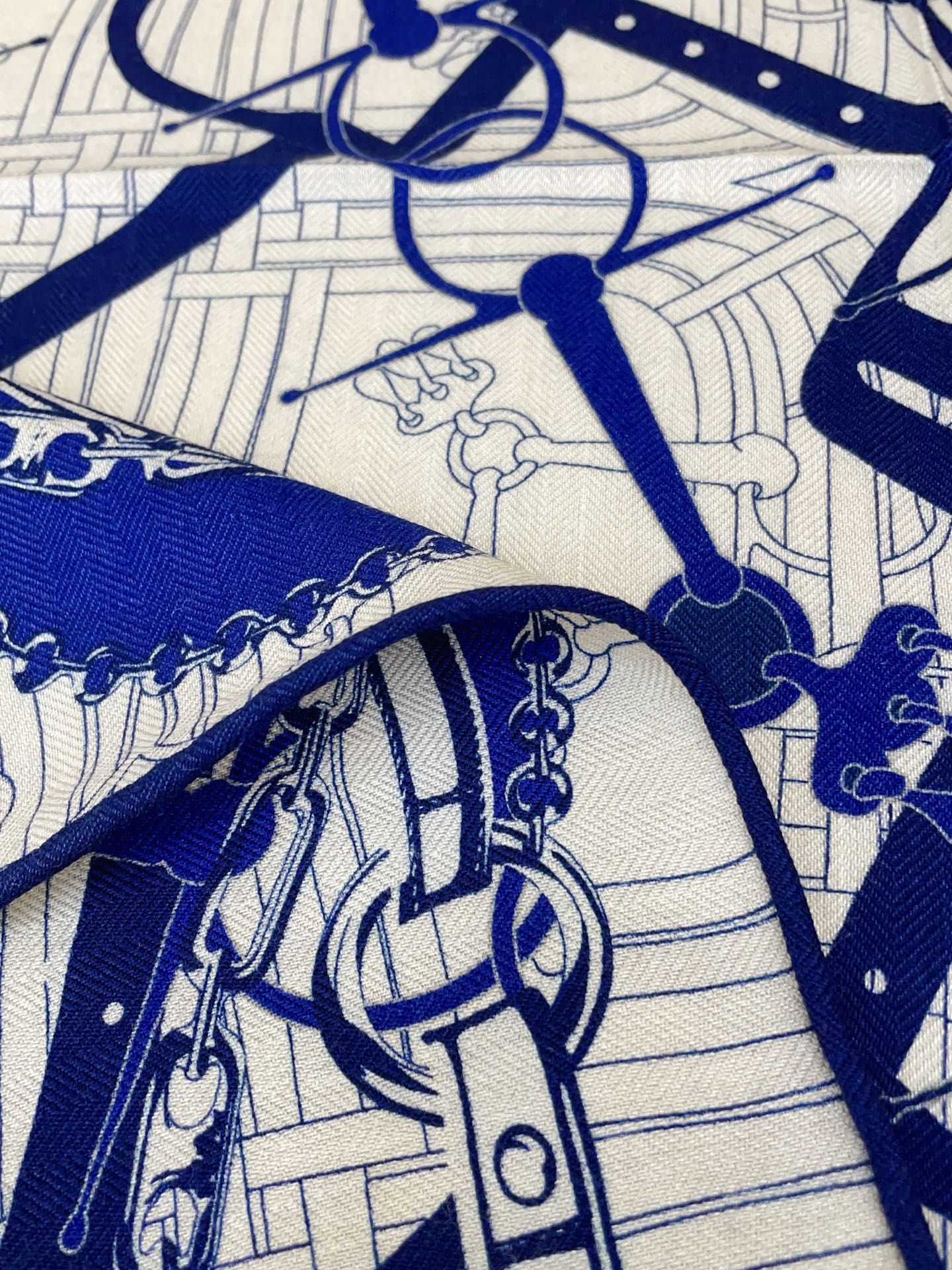 ✨✨【丝毛款 双面同色】新品 H家【小方巾】秋冬丝毛款 随意切换造型 ,小巧又不失优雅的款式 65*65