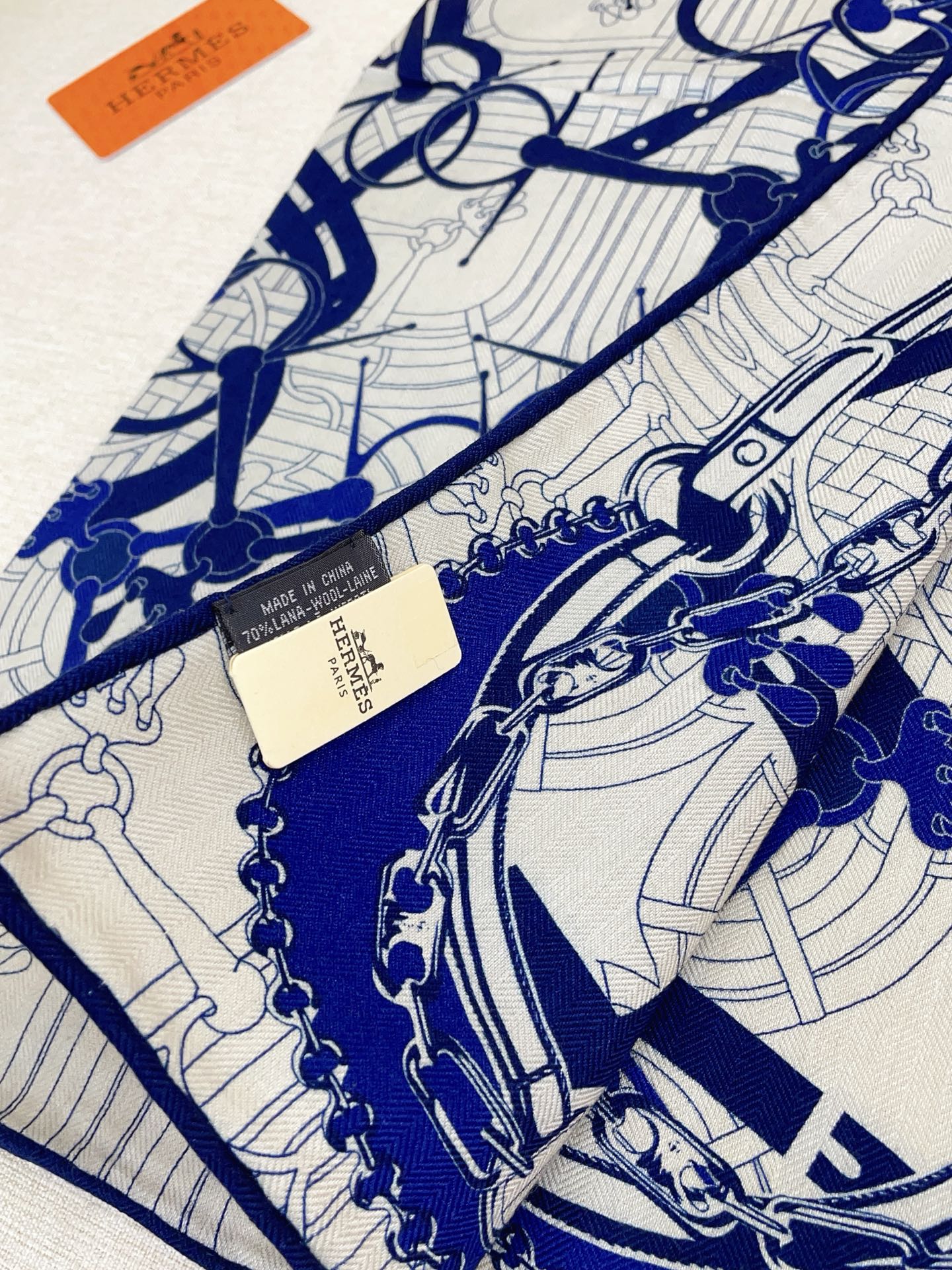 ✨✨【丝毛款 双面同色】新品 H家【小方巾】秋冬丝毛款 随意切换造型 ,小巧又不失优雅的款式 65*65