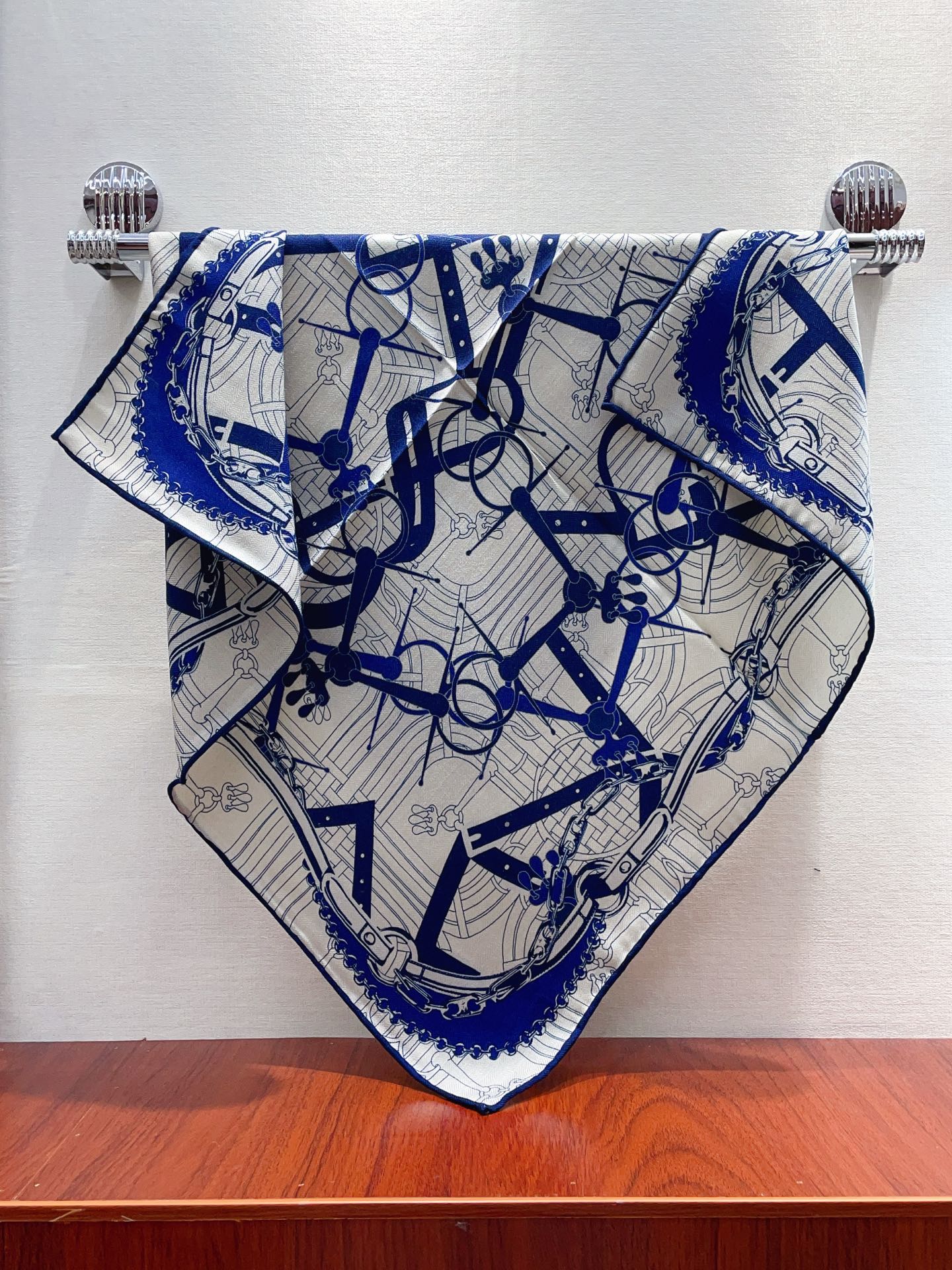 ✨✨【丝毛款 双面同色】新品 H家【小方巾】秋冬丝毛款 随意切换造型 ,小巧又不失优雅的款式 65*65