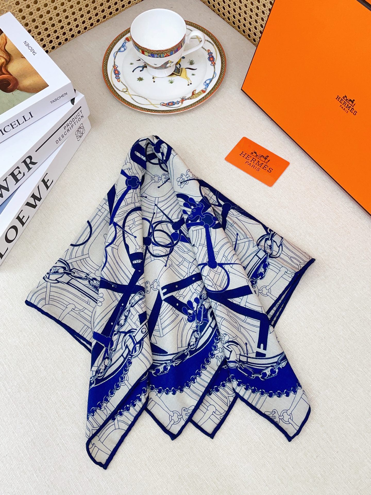 ✨✨【丝毛款 双面同色】新品 H家【小方巾】秋冬丝毛款 随意切换造型 ,小巧又不失优雅的款式 65*65