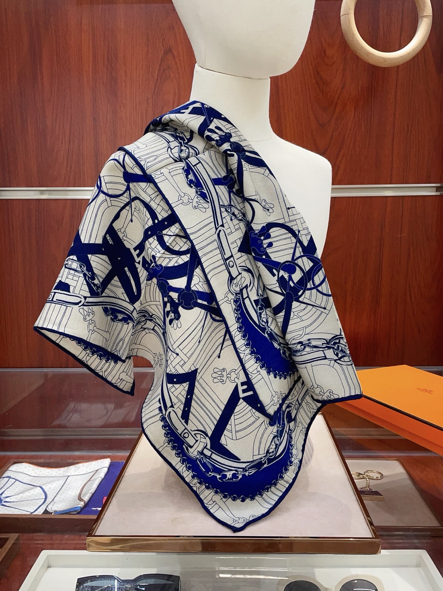 NO:678356,[Silk wool style, double-sided same color] New product H Home [Small square scarf] Autumn and winter silk wool style, you can switch styles at will, small yet elegant style, 65*65 gold size, high-end fashion without being too ostentatious, very design-like and elegant to the core!  This year’s new series~ is really beautiful with such a design!  A must!  The upper body effect is simply high-end and elegant!  70 wool silk high version scarf, high version scarf, gold19860909【丝毛款 双面同色】新品 H家【小方巾】秋冬丝毛款 随意切换造型 ,小巧又不失优雅的款式 65*65 黄金尺寸 高级时尚又不会过于张扬,很有设计感~气质到骨子里！今年新出的系列~真的被这样的设计美！必入！上身效果简直高级优雅气质到不行！70羊毛丝高版本围巾,高版本围巾,gold,scarf