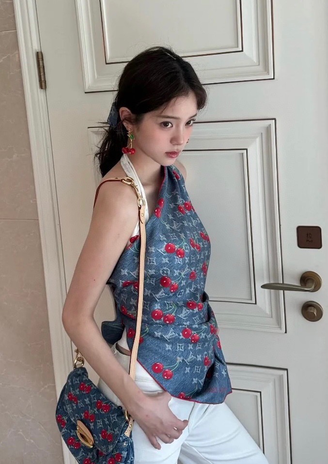 NO:821176,【18moomi  Double-sided same color] I love the upper body effect and it has just been put on the shelves. The latest model of L* is very attractive. Elements of L have always been the aura of high-end women. The combination of fashion and femininity is just right. This combination is really fashionable and elegant and feminine. It is very suitable for daily wear. The color matching and feel, gloss and hemming are very good, and the custom-grade fabric makes the scarf easier to style. It is a very heavy and luxurious design, but the upper body is very noble!  A simple foundation with this scarf, the simple matching gives people a very comfortable and tasteful big-name feel... Recommended 90*90cm top twill silk square scarf high version scarf, high version scarf, real silk19860909【18姆米 双面同色】上身效果疯狂的喜欢专柜也是刚刚上架的,L*最最新款~非常有看头,L的这类元素一直是高级女人的气场感,时髦和女人味融合的刚刚好这样的搭配真的是好时髦,优雅女人味非常适合日搭的配色手感,光泽感,卷边都做的非常好,定制级面料.赋予了围巾更非常容易造型.非常重磅奢华的设计,上身却别样衬得人高贵气质！简单的打底配此款围巾,简单的搭配却给人非常舒适有品味的大牌感…推荐90*90cm顶级斜纹真丝方巾高版本围巾,高版本围巾,real silk,scarf