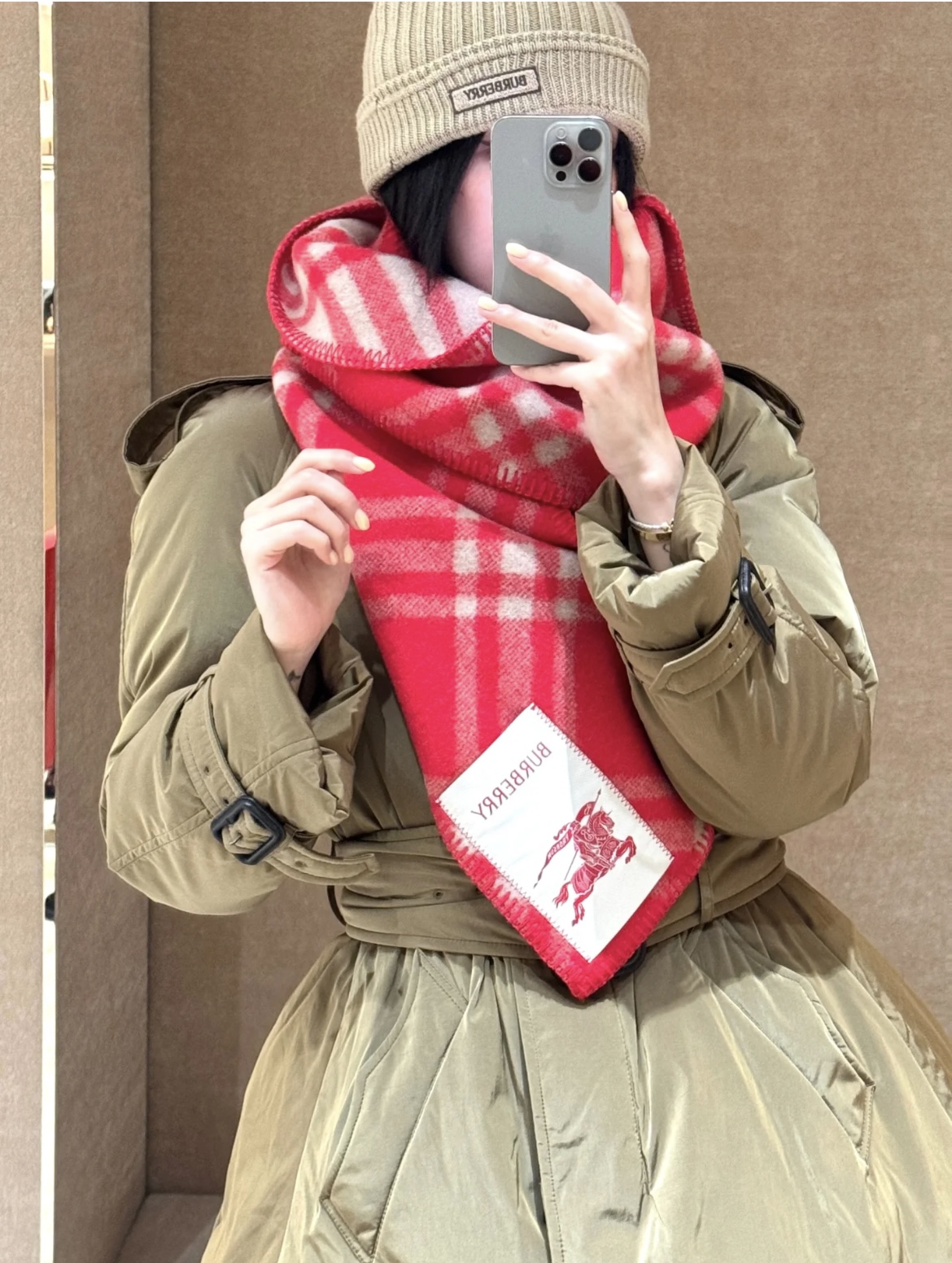 NO:714800,[Version Label] Low-key luxury, soft and elite, expert-level fashionable scarf. This Burberry cashmere and wool blended scarf. The more I look at it, the more I love it. The more I look at it, the more fashionable it becomes. The more I look at it, the more I like the craftsmanship and color matching. You can tell at a glance that it is not from an ordinary big factory. I really like this expert-level fashion sense. Fashionable people with attitude will definitely like it. Young, fashionable, confident, and attitude. Very beautiful!  This kind of design is more stretchy, more advanced, more majestic, and more durable. It is recommended to use the abdominal velvet tips of Albas purebred cashmere goats collected every spring to produce raw cashmere. The characteristic of this kind of cashmere is that even after being processed by human craftsmanship, the essence of raw cashmere is still retained to the greatest extent, and there will be a special texture pattern on the scarf.  It feels like holding a cloud-like air in your hand, which is really high-end. Finally, the biggest feature of this scarf is the integrated inlay process of thick thread woven plaid technology, which perfectly presents Burberry's plaid pattern in another way. Specifications: 182*30cm high version scarf, high version scarf, burberry19860909【对版标签】低调的奢侈感极品柔美精英高手级别的时髦感围巾这款Burberry羊绒羊毛混纺围巾,越看越爱,越看越时髦,越看越喜欢这种工艺和配色一看就知道不是一般的大工厂的,非常非常喜欢这种高手级别的时髦感,有态度的时髦人一定会喜欢.年轻,时髦,自信,有态度.很美！这样的设计更舒展,更高级,更大气,更加经得起推荐采用每年开春采集的阿尔巴斯纯种绒山羊腹部绒尖为原绒生产,这种羊绒的特点就是,即便经过人类工艺的加工,仍最大程度的保留了原绒的本质,会有特殊的肌理纹围巾握在手里就跟握着云朵般的仍空气绵绵感真的非常高级最后,这个最大的特色还有粗线编织格工艺的一体式镶嵌工艺,将Burberry的格纹另一种完美呈现.规格:182*30cm高版本围巾,高版本围巾,burberry,scarf