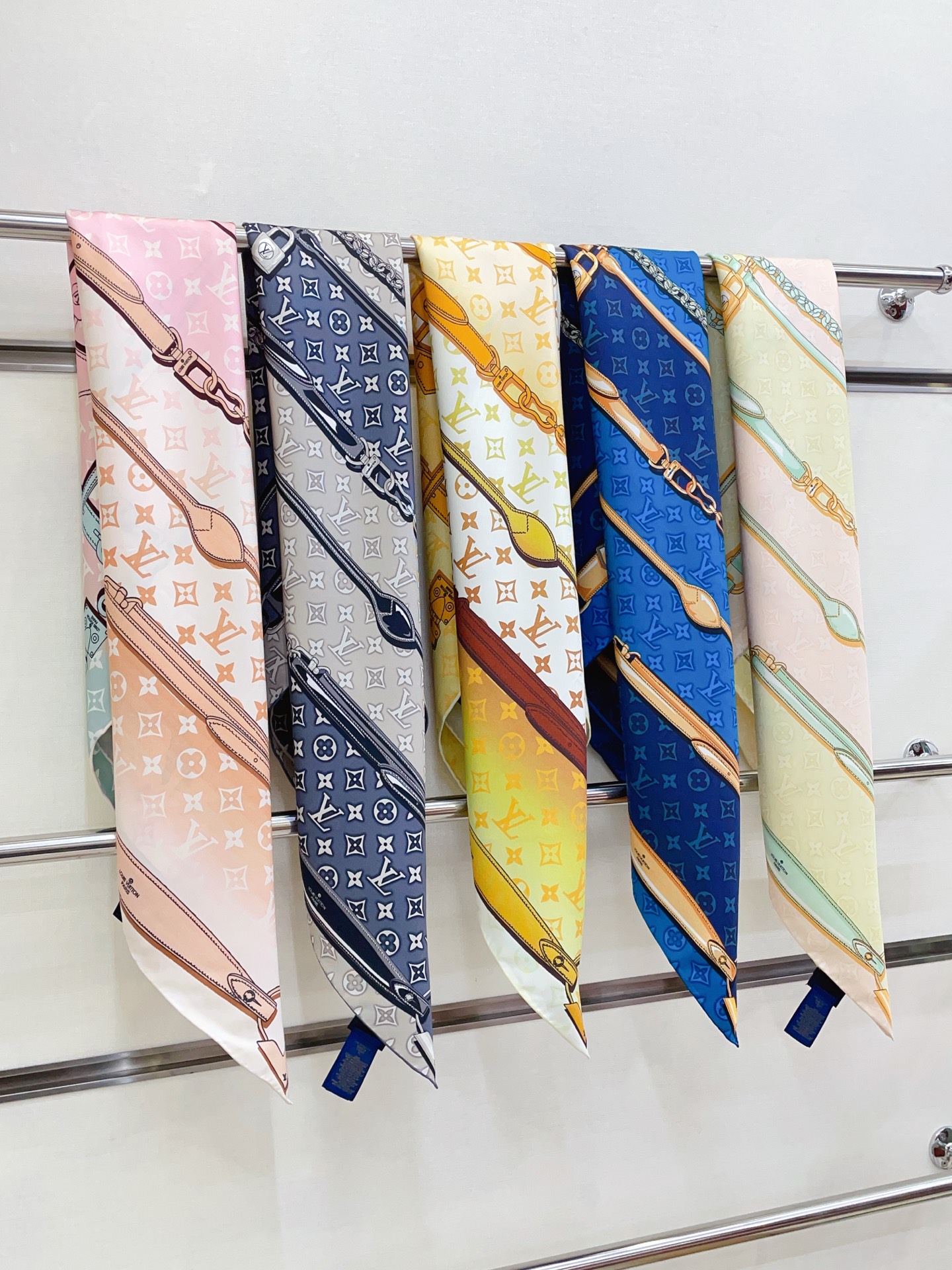 NO:714808,【18moomi  Double-sided same color] I love the upper body effect and it has just been put on the shelves. The latest model of L* is very attractive. Elements of L have always been the aura of high-end women. The combination of fashion and femininity is just right. This combination is really fashionable and elegant and feminine. It is very suitable for daily wear. The color matching and feel, gloss and hemming are very good, and the custom-grade fabric makes the scarf easier to style. It is a very heavy and luxurious design, but the upper body is very noble!  A simple foundation with this scarf, the simple matching gives people a very comfortable and tasteful big-name feel... Recommended 90*90cm top twill silk square scarf high version scarf, high version scarf, real silk19860909【18姆米 双面同色】上身效果疯狂的喜欢专柜也是刚刚上架的,L*最最新款~非常有看头,L的这类元素一直是高级女人的气场感,时髦和女人味融合的刚刚好这样的搭配真的是好时髦,优雅女人味非常适合日搭的配色手感,光泽感,卷边都做的非常好,定制级面料.赋予了围巾更非常容易造型.非常重磅奢华的设计,上身却别样衬得人高贵气质！简单的打底配此款围巾,简单的搭配却给人非常舒适有品味的大牌感…推荐90*90cm顶级斜纹真丝方巾高版本围巾,高版本围巾,real silk,scarf