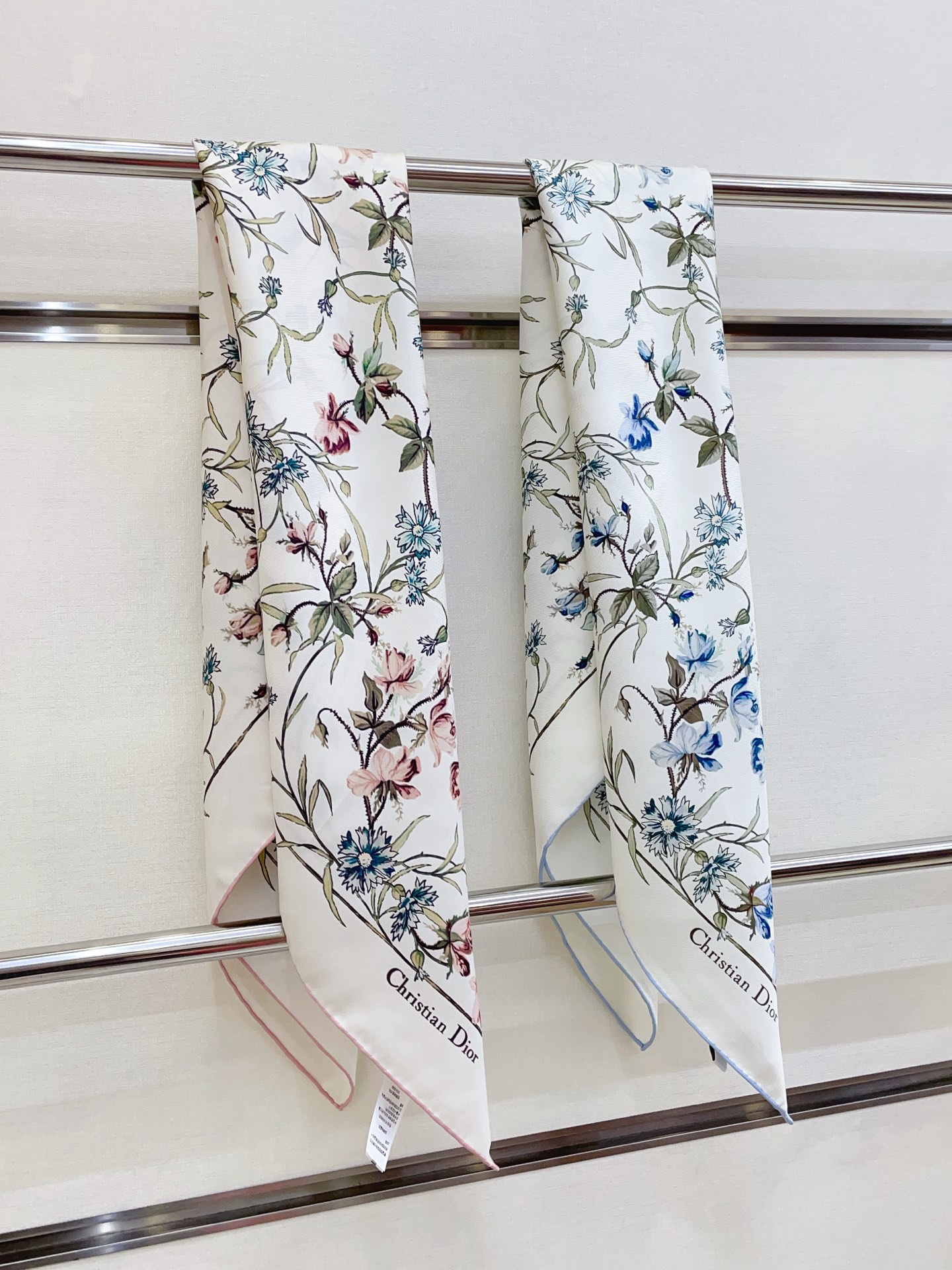 NO:714785,【18moomi  Double-sided same color] CD with a high-end feel [Flower Elements 90] High-end fashion style color matching is very sophisticated, the pattern is ingenious, and the upper body is so beautiful that it can be blended into daily items and can be matched with very young dressing styles. It is enough to make any mediocre outfit amazing and has rich combinations  The function is soft. The feel, gloss and curling are all very good. Customized fabric. It makes the scarf easier to style. The simple matching gives people a very comfortable and tasteful big-name feel... Recommended 90*90cm top twill silk square scarf high version scarf, high version scarf, real  silk19860909【18姆米 双面同色】高级感爆棚CD【花朵元素90】高级时髦风配色非常考究,图案匠心,上身简直美得太惊艳了融入日常的单品,可以搭配很年轻的穿搭方式.它足以让任何一件平庸的服装变得惊艳无比,有着丰富搭配功能柔软.手感,光泽感,卷边都做的非常好,定制级面料.赋予了围巾更非常容易造型.简单的搭配却给人非常舒适有品味的大牌感…推荐90*90cm顶级斜纹真丝方巾高版本围巾,高版本围巾,real silk,scarf