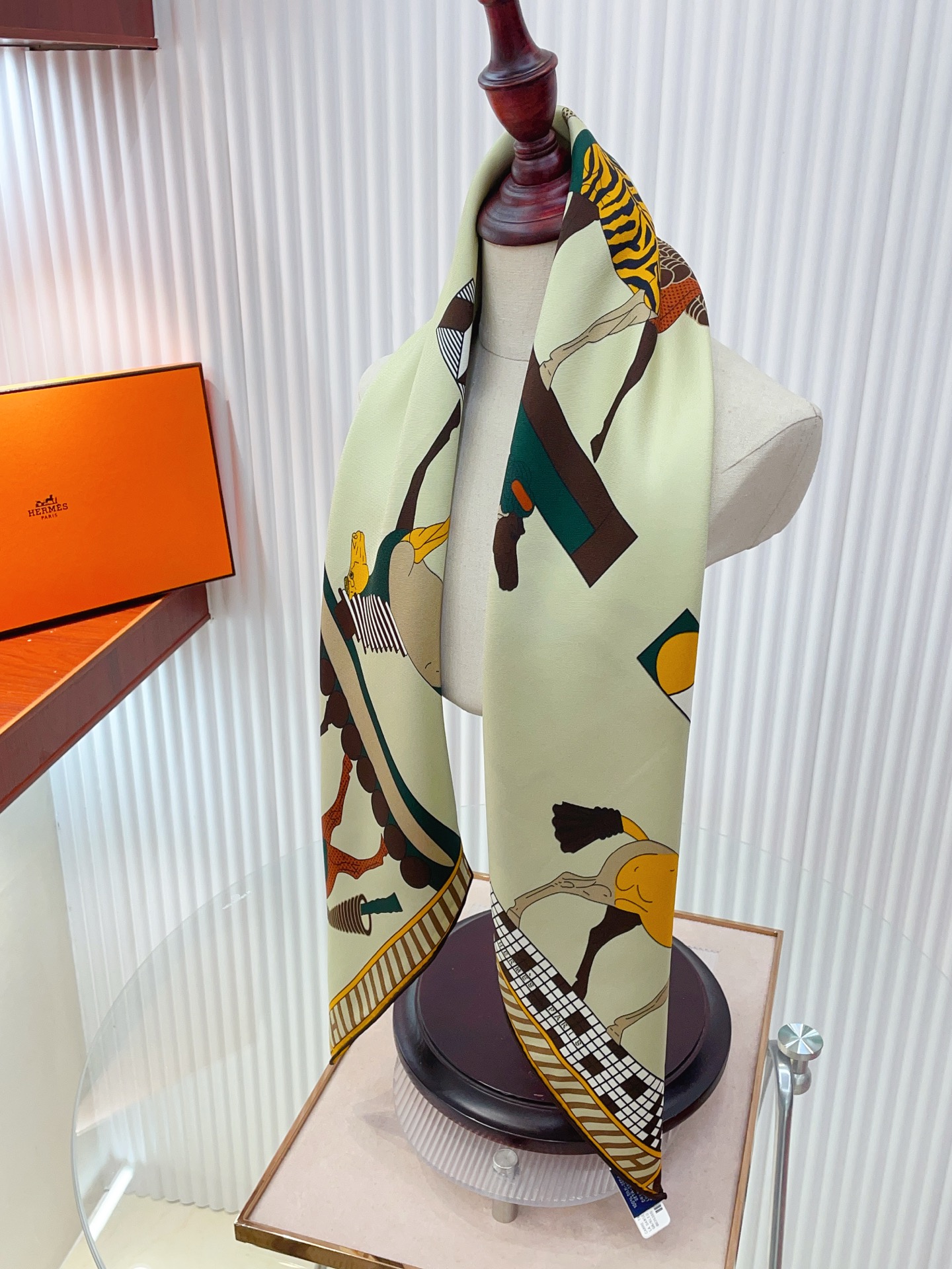 ✨✨【18姆米 双面同色】H**S真丝新款🆕👏👏买了都说好看‼️推荐💕【全速前进 90】真丝方巾，顶级工