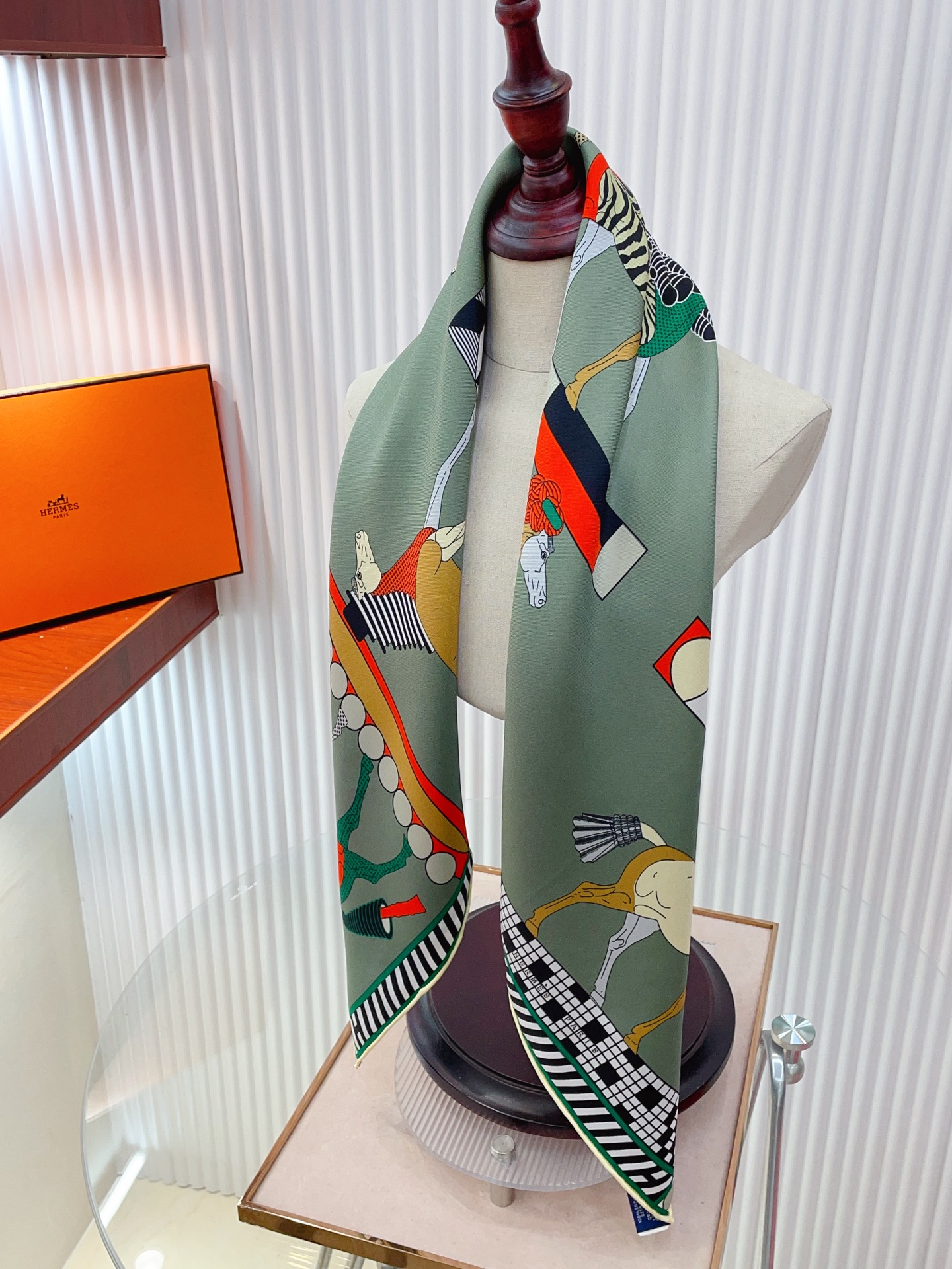 ✨✨【18姆米 双面同色】H**S真丝新款🆕👏👏买了都说好看‼️推荐💕【全速前进 90】真丝方巾，顶级工