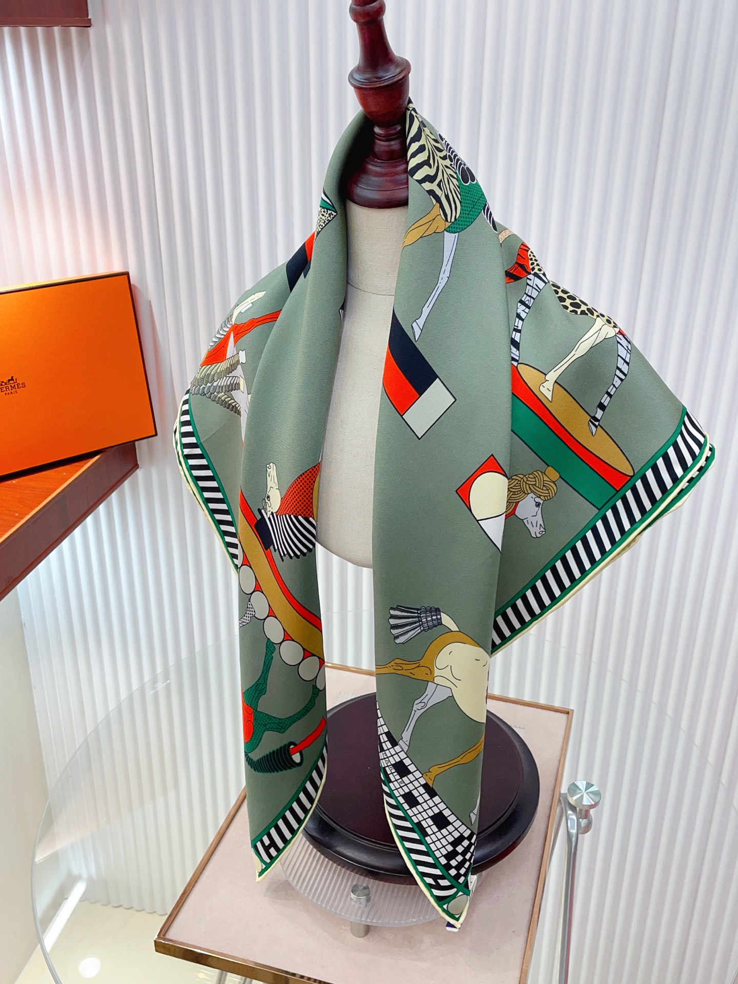 ✨✨【18姆米 双面同色】H**S真丝新款🆕👏👏买了都说好看‼️推荐💕【全速前进 90】真丝方巾，顶级工