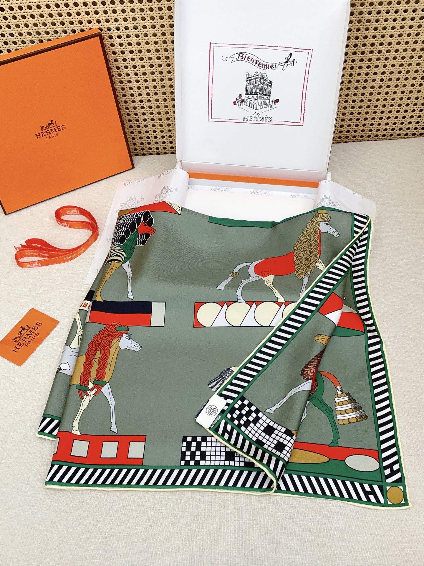 ✨✨【18姆米 双面同色】H**S真丝新款🆕👏👏买了都说好看‼️推荐💕【全速前进 90】真丝方巾，顶级工