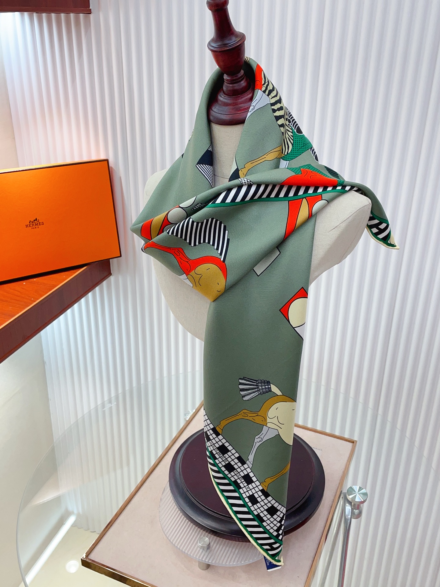 ✨✨【18姆米 双面同色】H**S真丝新款🆕👏👏买了都说好看‼️推荐💕【全速前进 90】真丝方巾，顶级工