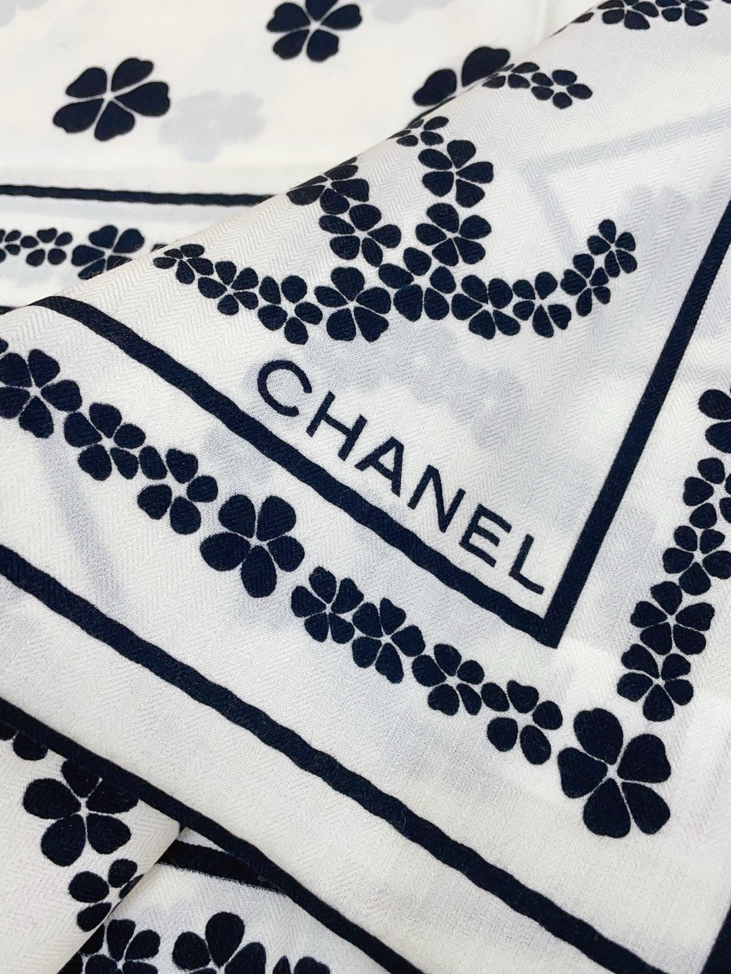 ✨✨【双面同色 丝毛款】小香 羊绒方巾‼️抢‼️VIP推荐 ‼️👍下手一定要快【高端 大爱 ‼️纯羊绒 