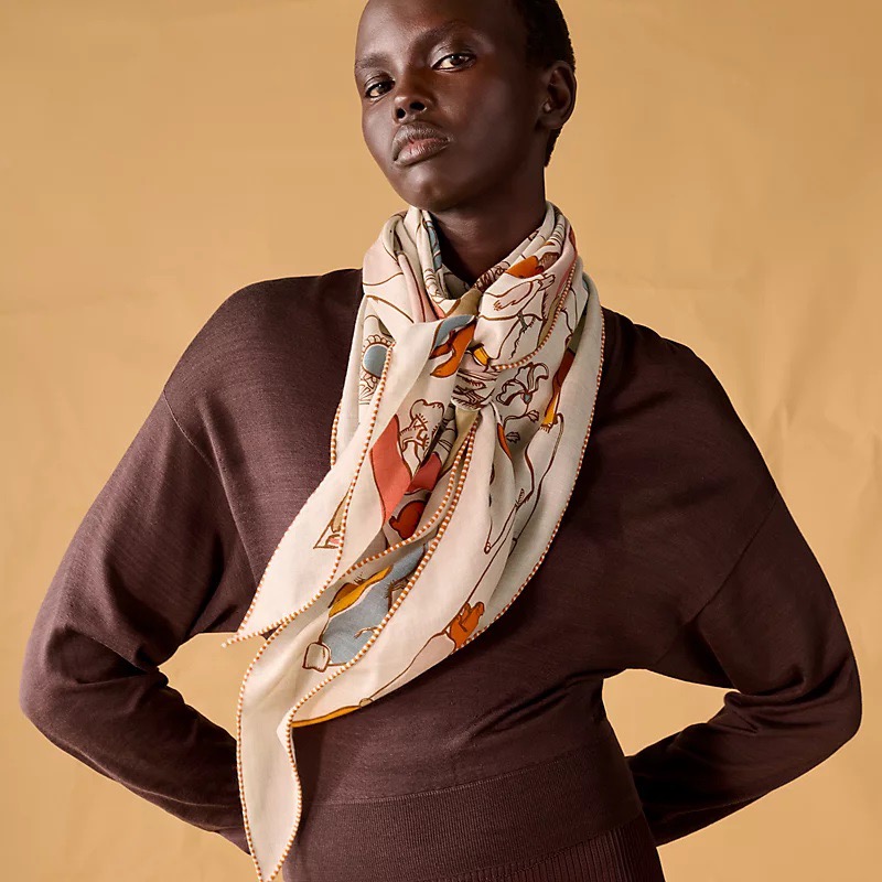 NO:714820,[Thick silk and wool style, double-sided same color] The latest model of the top H family counter [One Thousand and One Rabbits Large Triangular Scarf] Multi-functional triangle scarf, with bright colors, elegant and casual style, captures the moment of inspiration and integrates it into the work, bringing the meaning of beauty to the extreme. 70 cashmere silk, specification 94*188 high version scarf, high version scarf, real silk19860909【加厚丝毛款 双面同色】上新顶级H家专柜最新款【一千零一只兔子 大三角巾】多功能三角巾 ,色彩明丽,格调高雅而随性,捕捉一瞬间的灵感融入作品之中,将美的含义发挥到极致.70羊绒真丝,规格94*188高版本围巾,高版本围巾,real silk,scarf