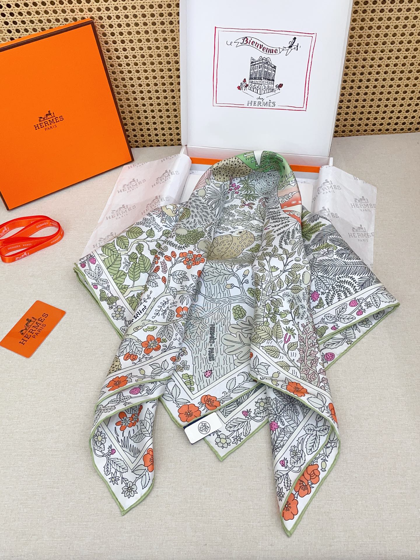 ✨✨【18姆米 双面同色】H**S真丝新款🆕👏👏买了都说好看‼️推荐💕【于月神之怀 90】真丝方巾，顶级