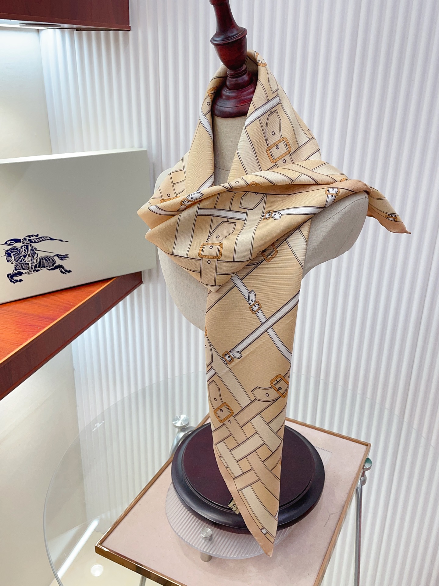 ✨✨【18姆米 双面同色】B家丝巾🧣高级感爆棚❗️高级时髦风‼️配色非常考究，图案匠心，上身简直美得太惊