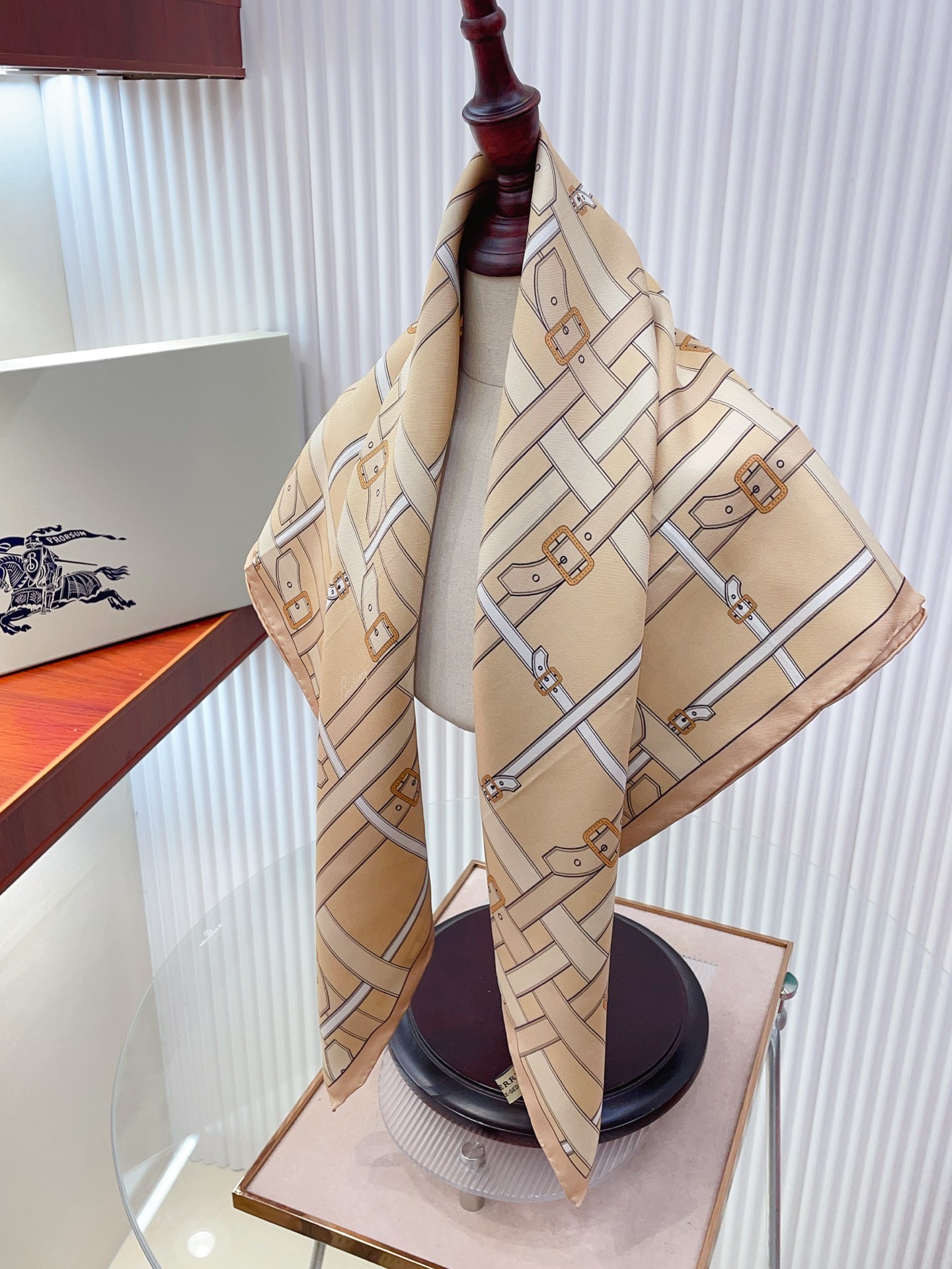 ✨✨【18姆米 双面同色】B家丝巾🧣高级感爆棚❗️高级时髦风‼️配色非常考究，图案匠心，上身简直美得太惊