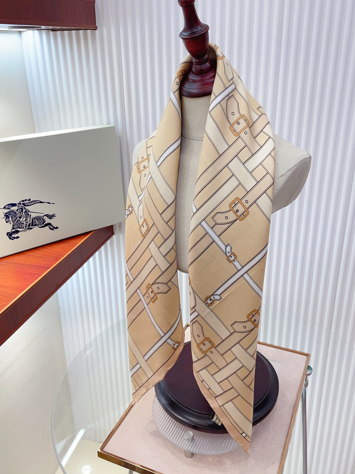 ✨✨【18姆米 双面同色】B家丝巾🧣高级感爆棚❗️高级时髦风‼️配色非常考究，图案匠心，上身简直美得太惊