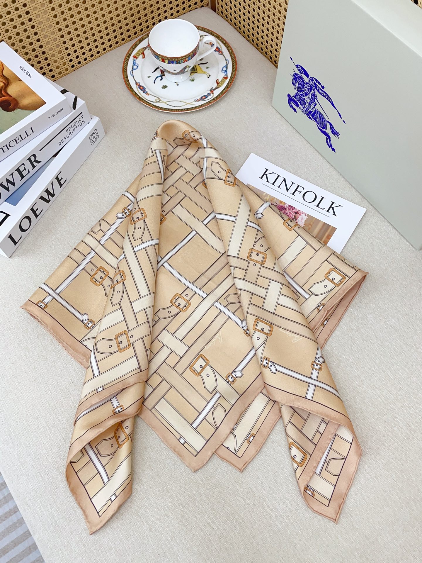 ✨✨【18姆米 双面同色】B家丝巾🧣高级感爆棚❗️高级时髦风‼️配色非常考究，图案匠心，上身简直美得太惊