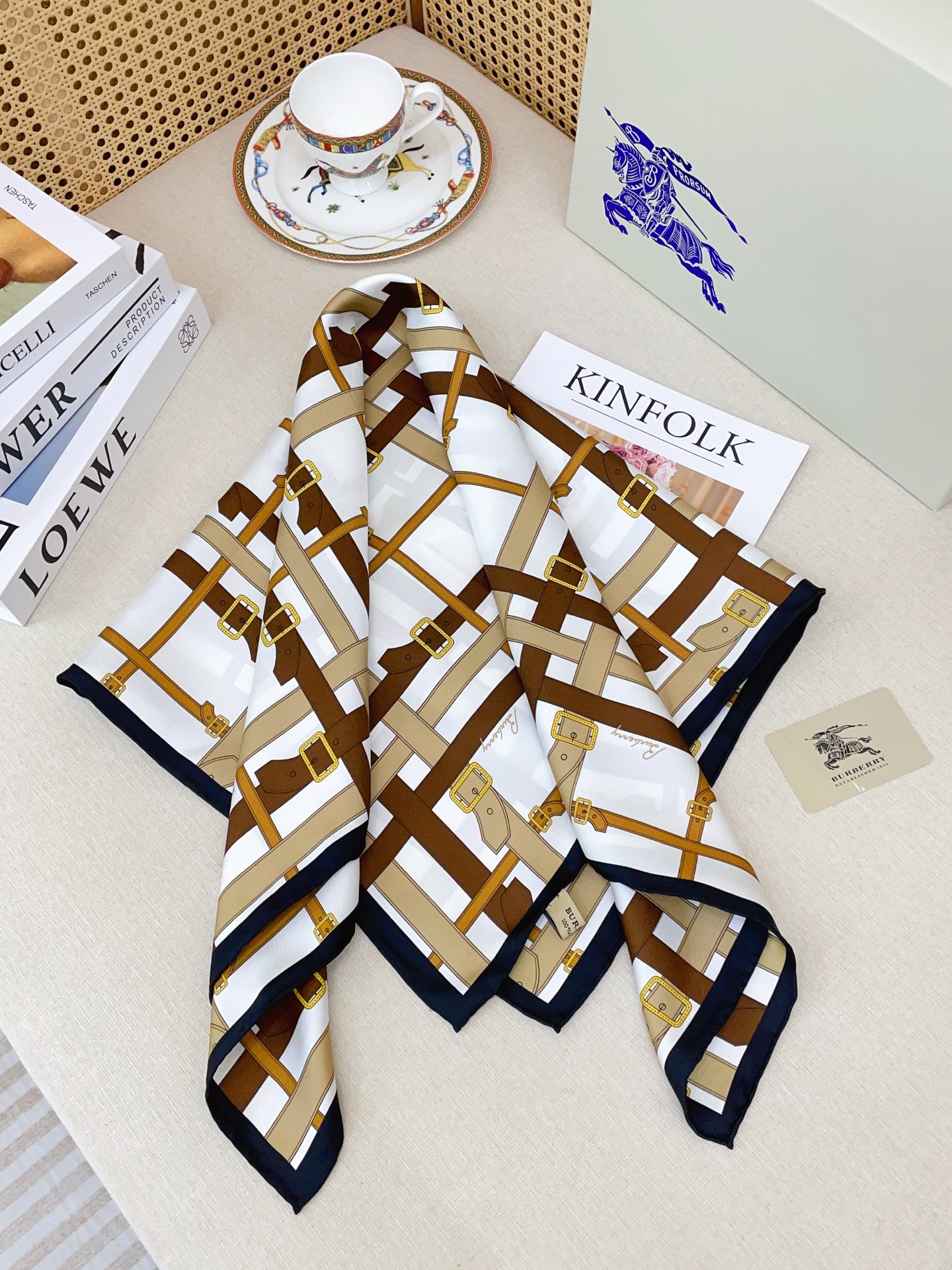 ✨✨【18姆米 双面同色】B家丝巾🧣高级感爆棚❗️高级时髦风‼️配色非常考究，图案匠心，上身简直美得太惊