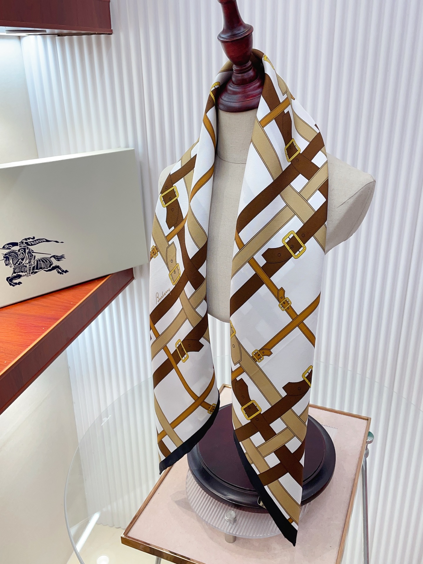 ✨✨【18姆米 双面同色】B家丝巾🧣高级感爆棚❗️高级时髦风‼️配色非常考究，图案匠心，上身简直美得太惊