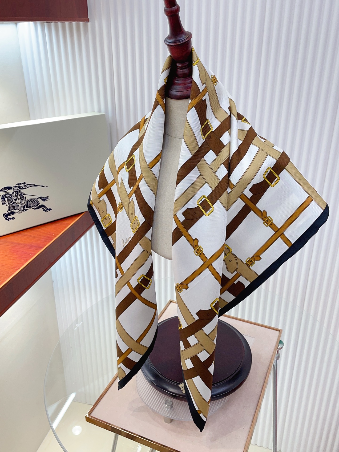 ✨✨【18姆米 双面同色】B家丝巾🧣高级感爆棚❗️高级时髦风‼️配色非常考究，图案匠心，上身简直美得太惊