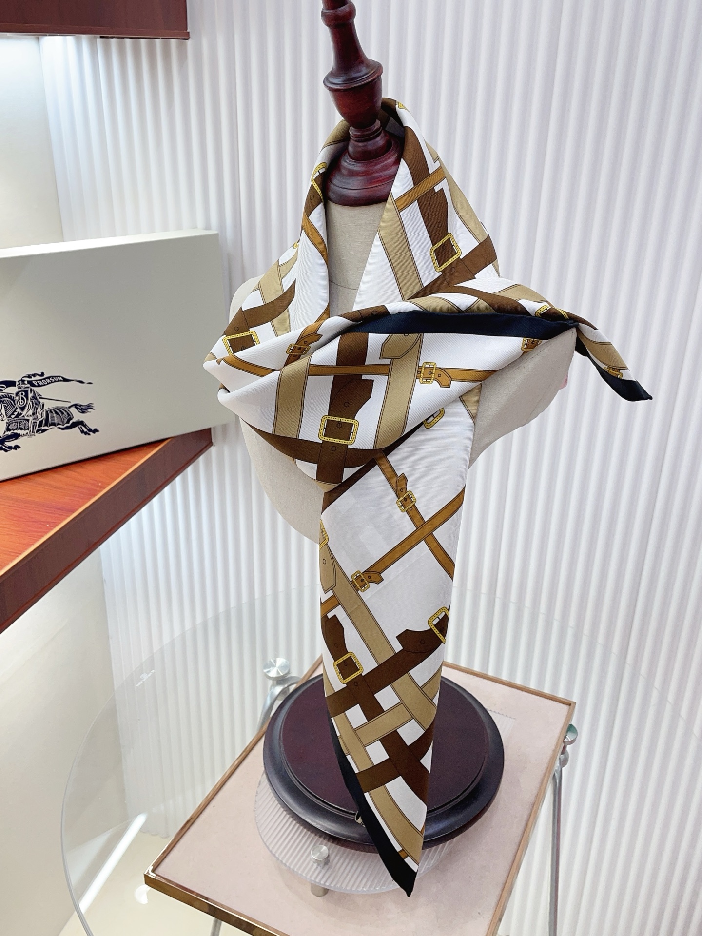 ✨✨【18姆米 双面同色】B家丝巾🧣高级感爆棚❗️高级时髦风‼️配色非常考究，图案匠心，上身简直美得太惊