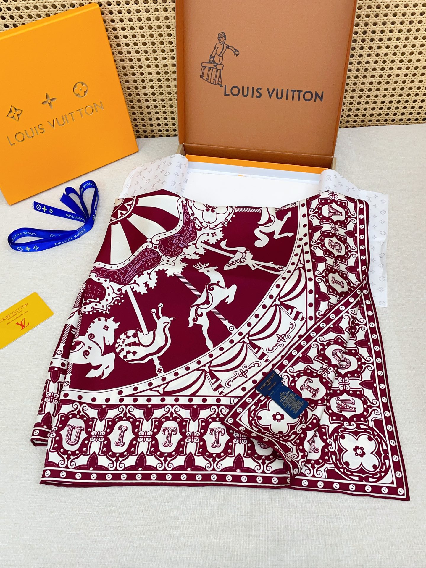 ✨✨【18姆米 双面同色】上身效果疯狂的喜欢❗️专柜也是刚刚上架的，L*最最新款~非常有看头，L的这类元