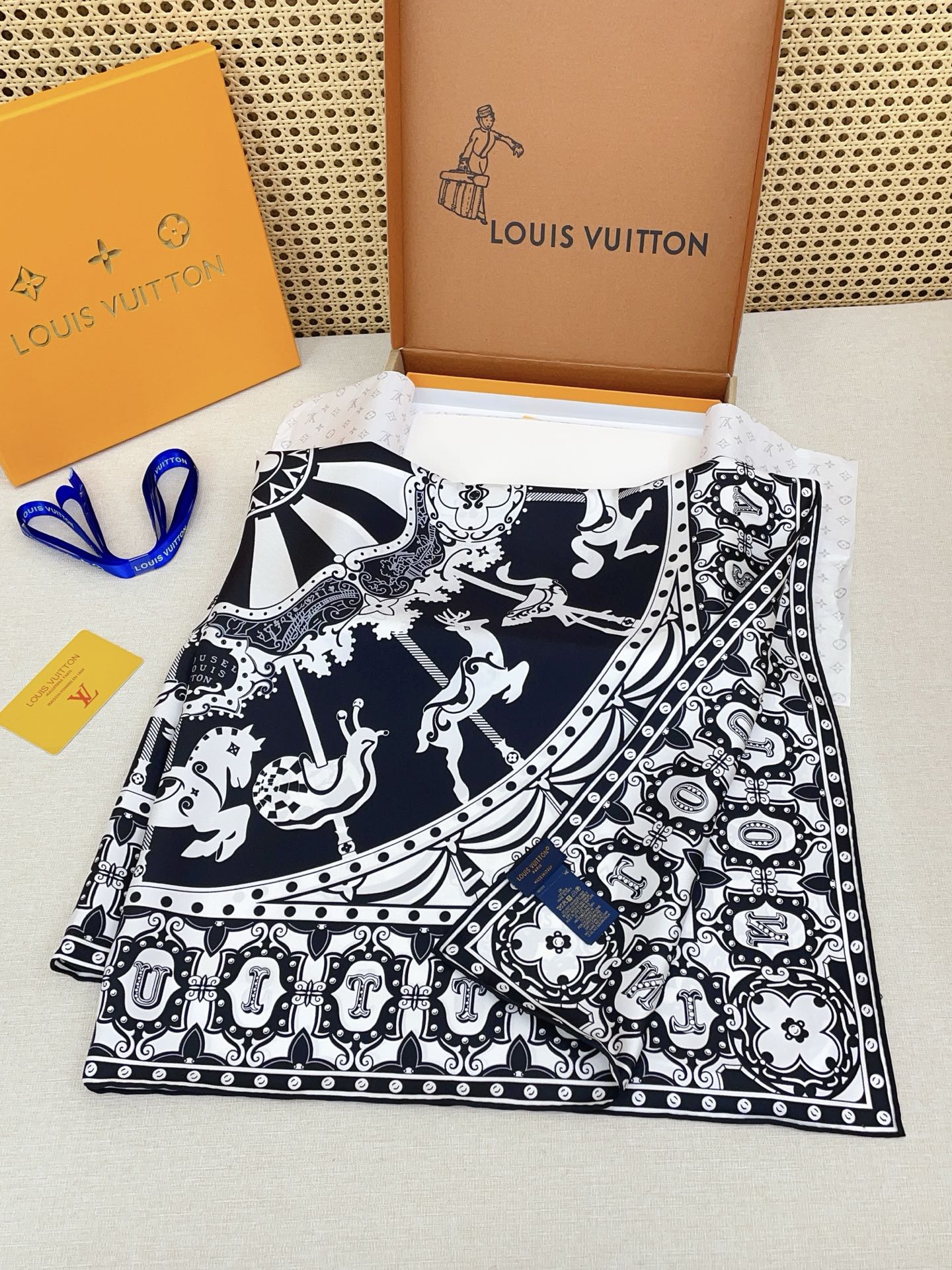 ✨✨【18姆米 双面同色】上身效果疯狂的喜欢❗️专柜也是刚刚上架的，L*最最新款~非常有看头，L的这类元