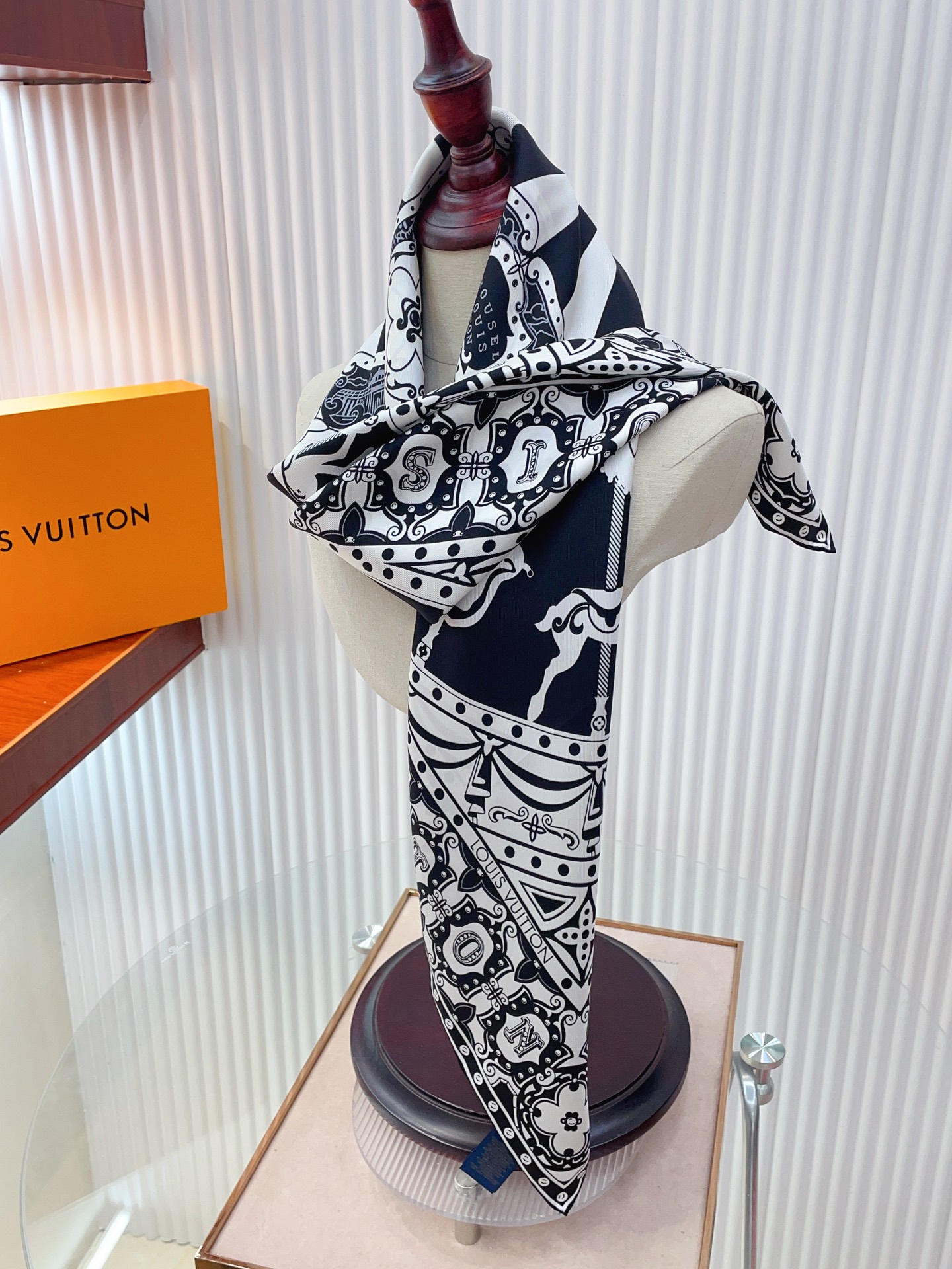 ✨✨【18姆米 双面同色】上身效果疯狂的喜欢❗️专柜也是刚刚上架的，L*最最新款~非常有看头，L的这类元