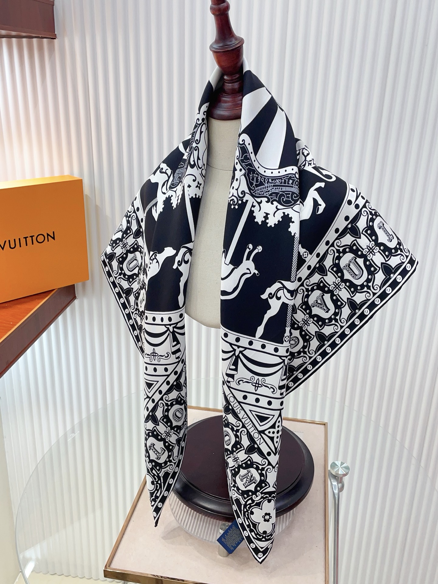 ✨✨【18姆米 双面同色】上身效果疯狂的喜欢❗️专柜也是刚刚上架的，L*最最新款~非常有看头，L的这类元