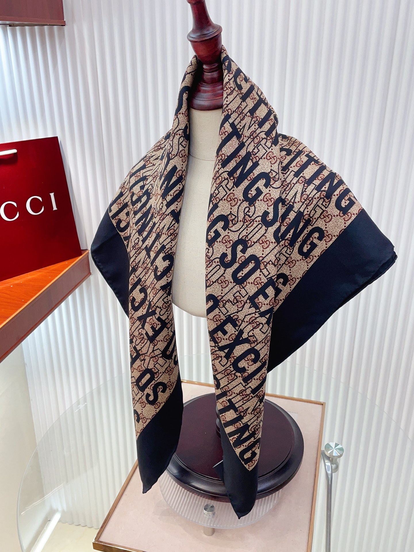 ✨✨【18姆米 双面同色】G家真丝新款🆕👏👏买了都说好看‼️推荐💕真丝方巾，顶级工艺超值‼️专柜爆款🎁💟