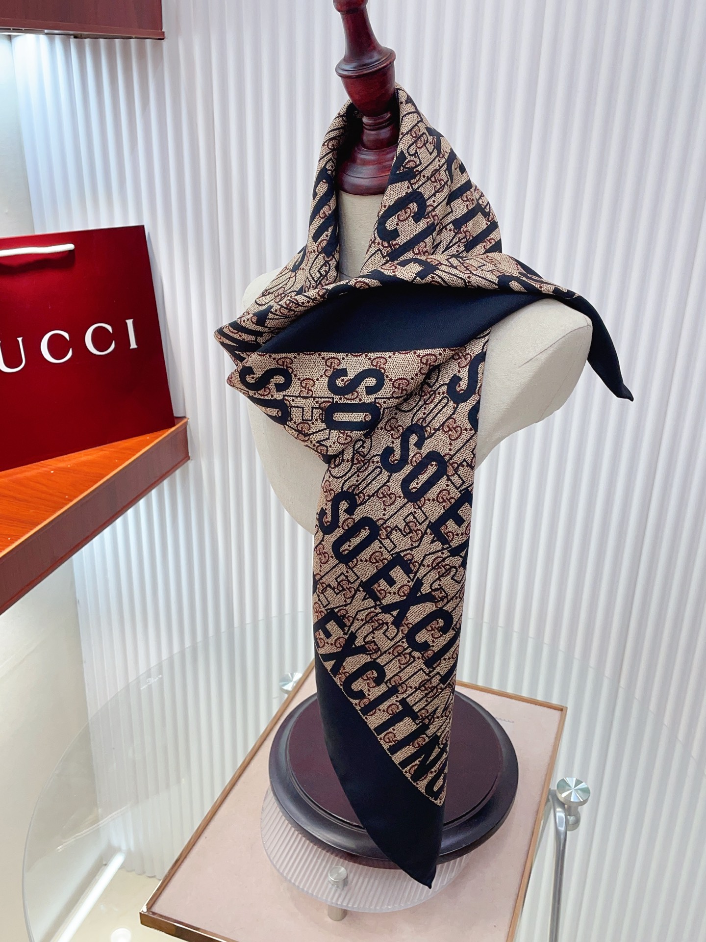 ✨✨【18姆米 双面同色】G家真丝新款🆕👏👏买了都说好看‼️推荐💕真丝方巾，顶级工艺超值‼️专柜爆款🎁💟