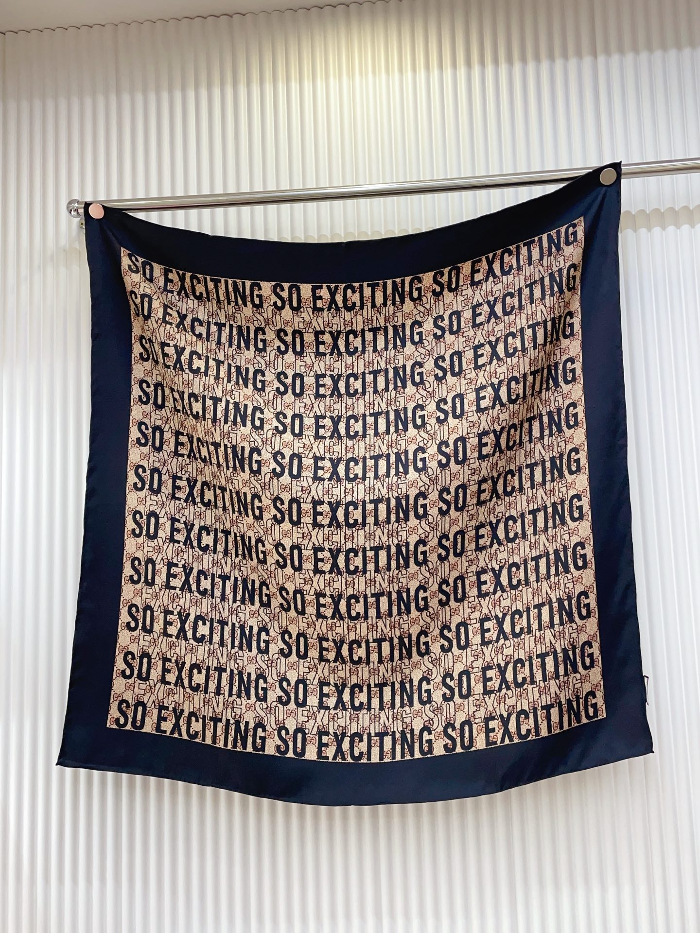 ✨✨【18姆米 双面同色】G家真丝新款🆕👏👏买了都说好看‼️推荐💕真丝方巾，顶级工艺超值‼️专柜爆款🎁💟