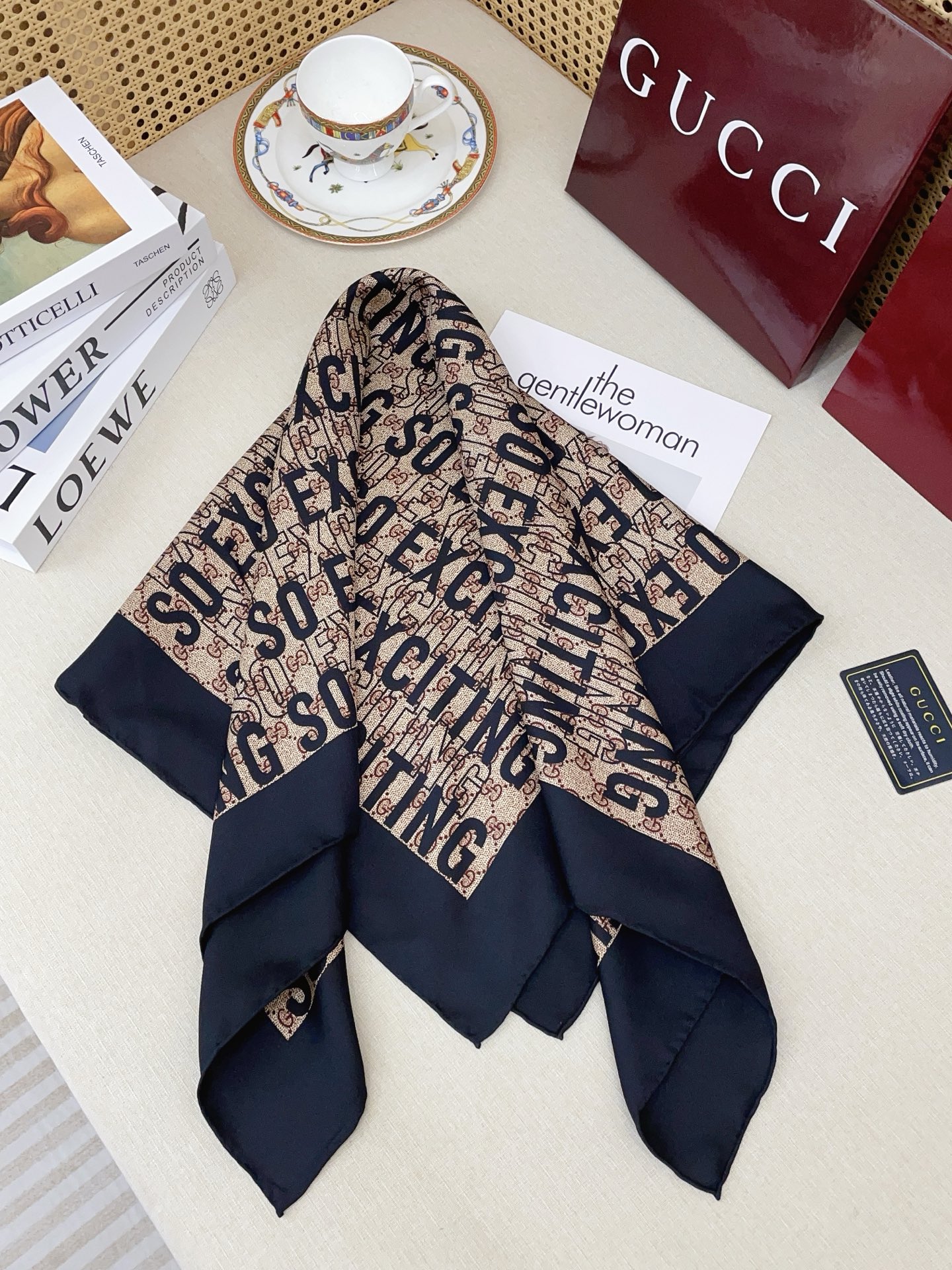 ✨✨【18姆米 双面同色】G家真丝新款🆕👏👏买了都说好看‼️推荐💕真丝方巾，顶级工艺超值‼️专柜爆款🎁💟