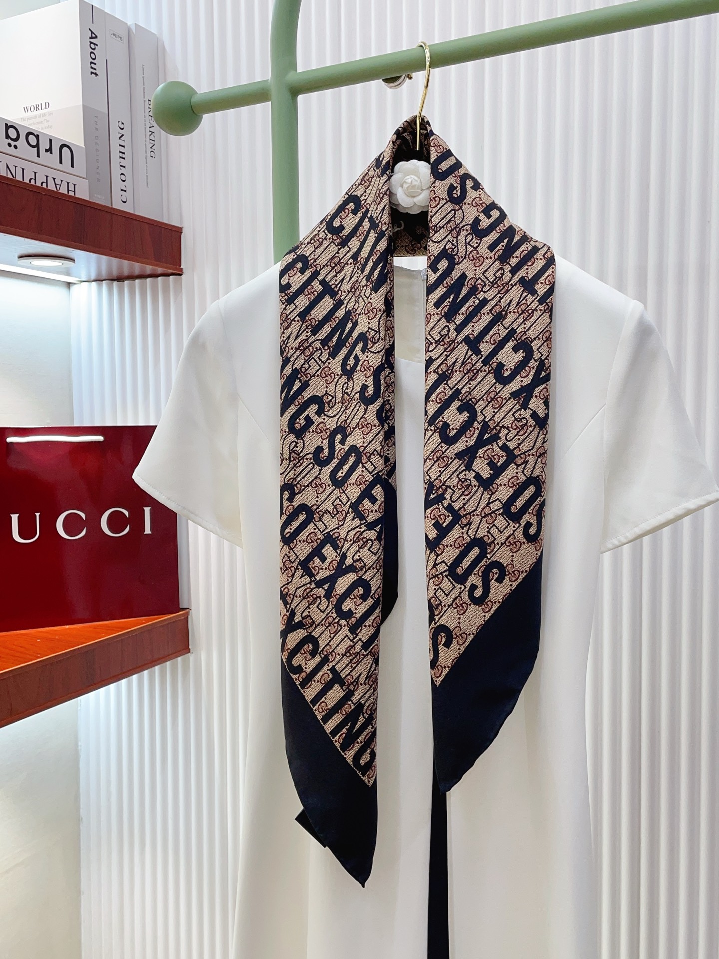 ✨✨【18姆米 双面同色】G家真丝新款🆕👏👏买了都说好看‼️推荐💕真丝方巾，顶级工艺超值‼️专柜爆款🎁💟