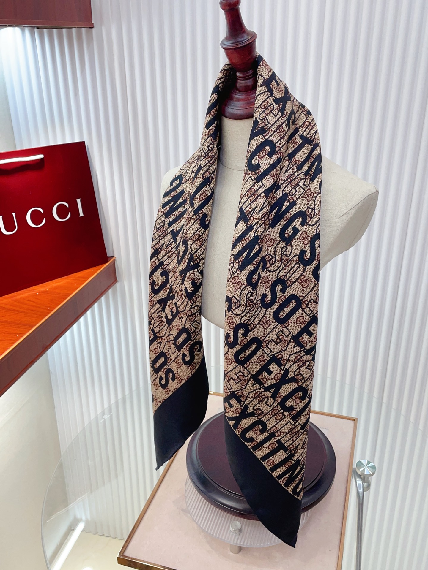 ✨✨【18姆米 双面同色】G家真丝新款🆕👏👏买了都说好看‼️推荐💕真丝方巾，顶级工艺超值‼️专柜爆款🎁💟