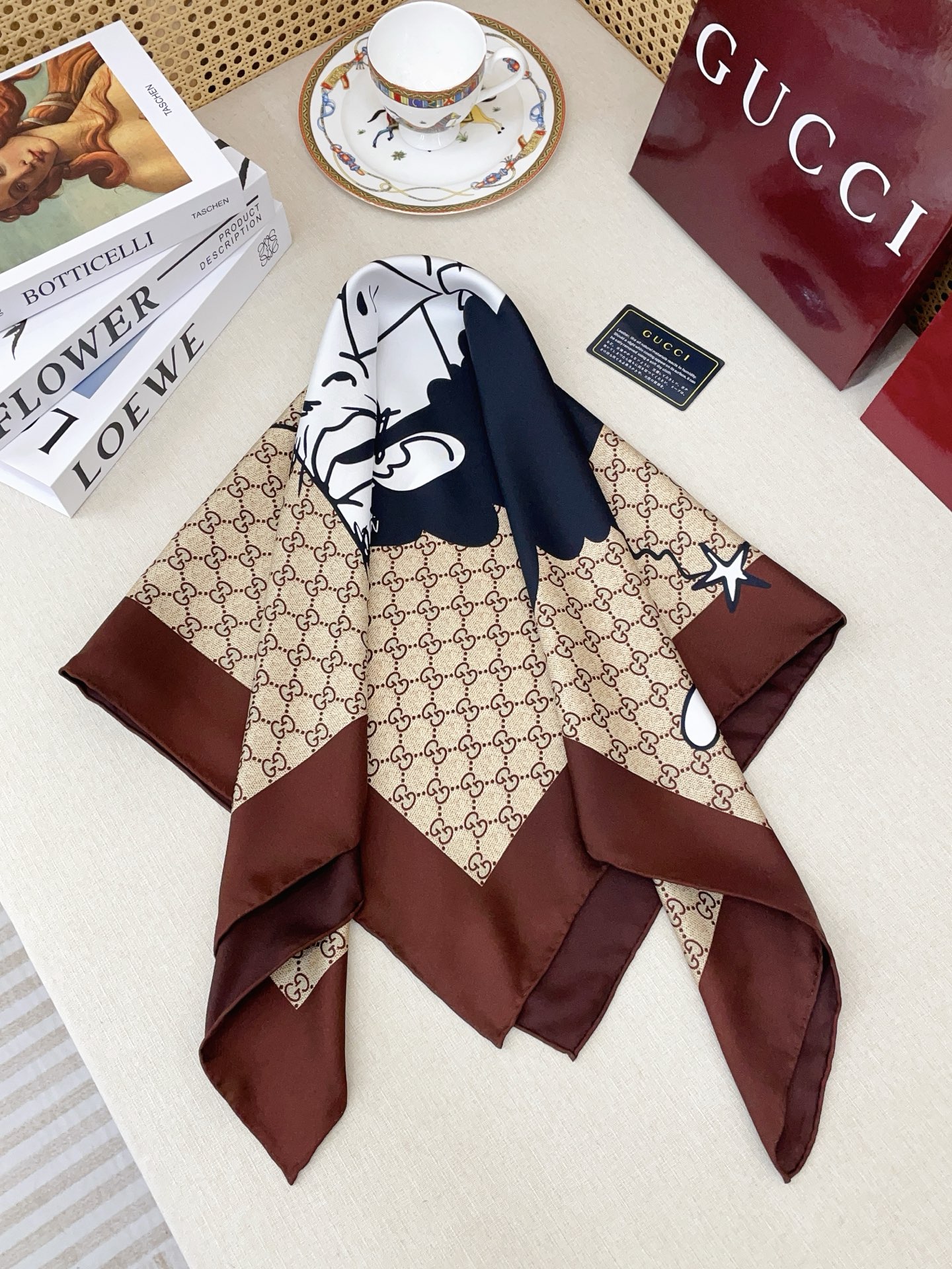 ✨✨【18姆米 双面同色】G家真丝新款🆕👏👏买了都说好看‼️推荐💕真丝方巾，顶级工艺超值‼️专柜爆款🎁💟