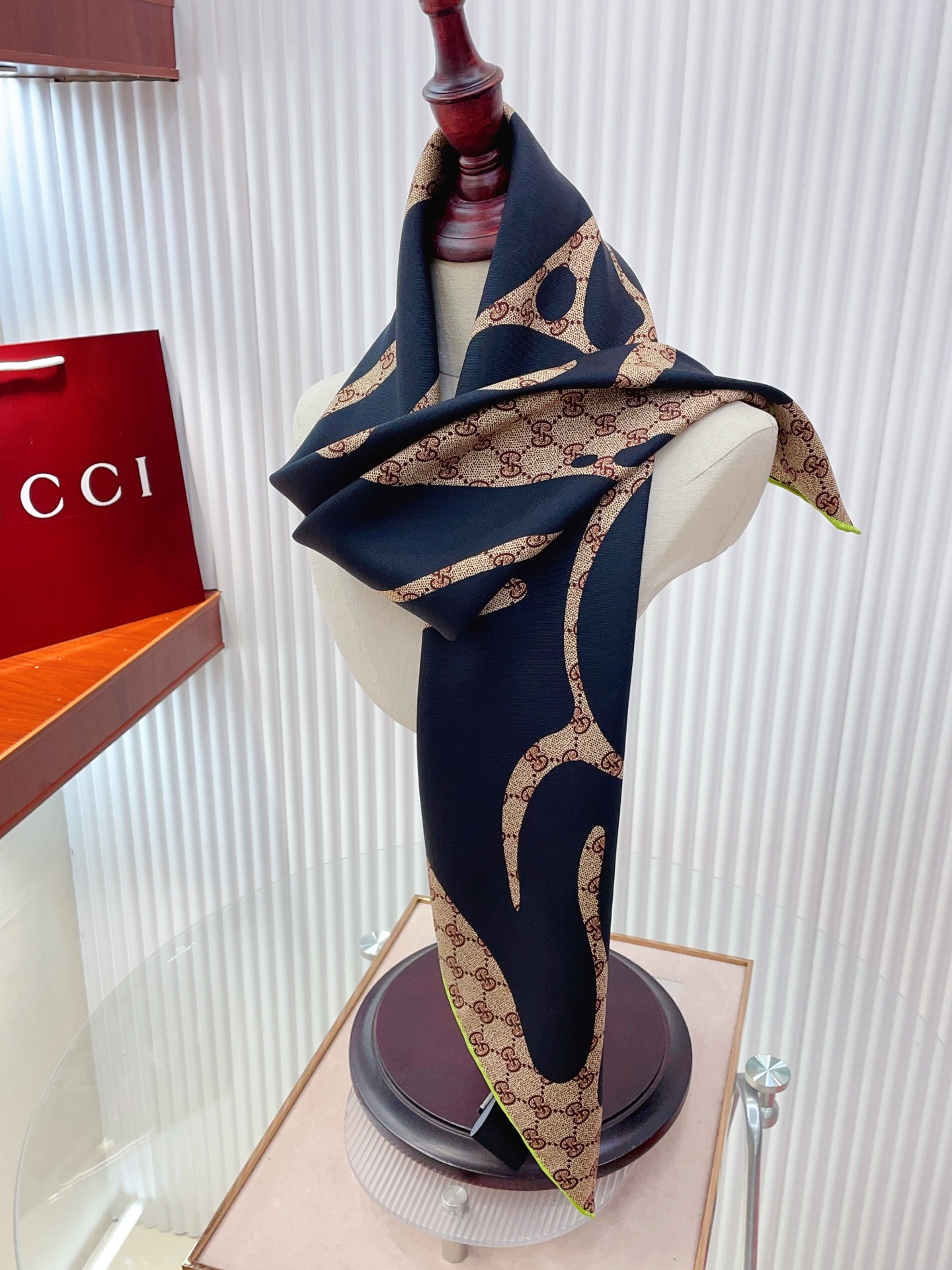 ✨✨【18姆米 双面同色】G家真丝新款🆕👏👏买了都说好看‼️推荐💕真丝方巾，顶级工艺超值‼️专柜爆款🎁💟